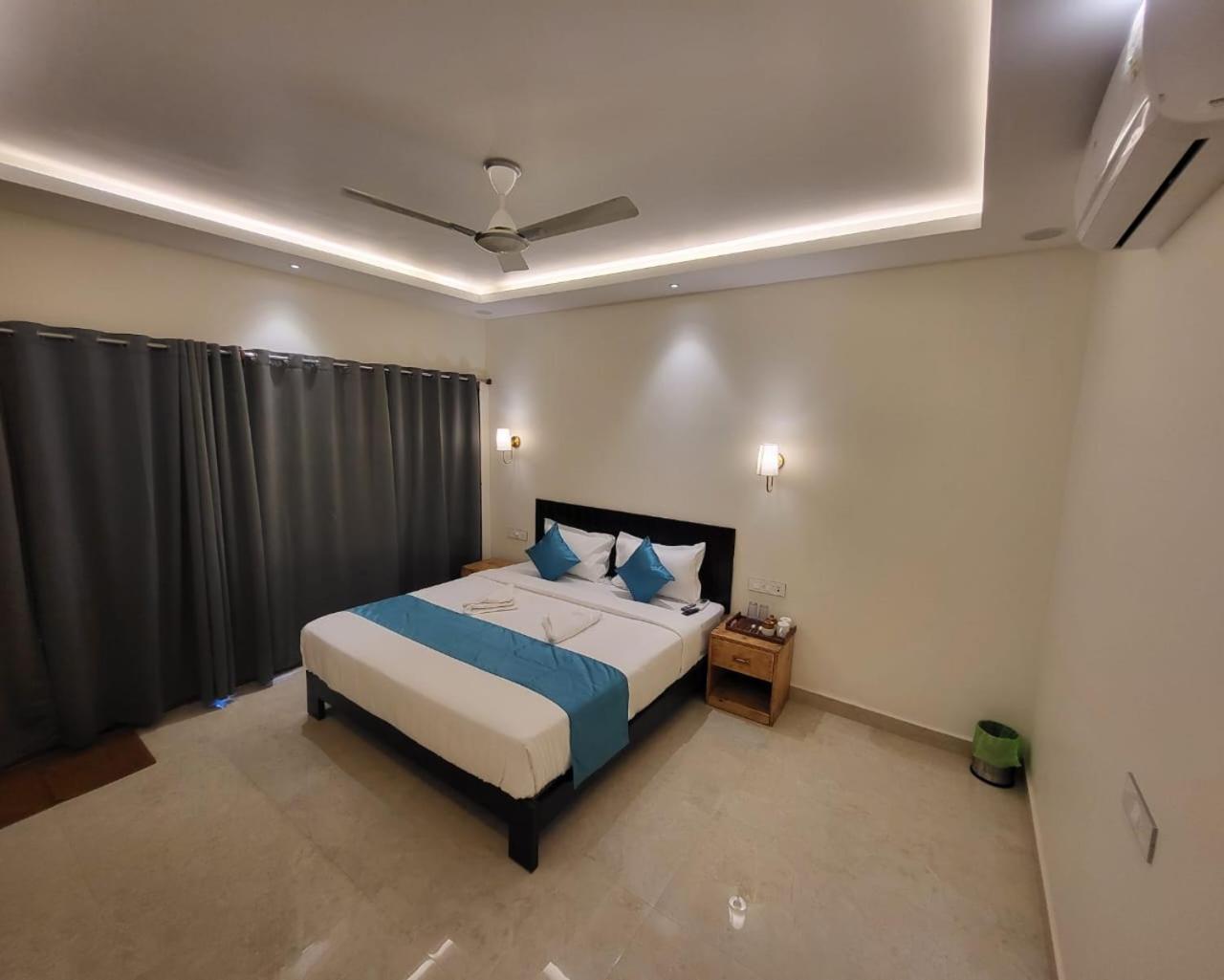 Deluxe Double Room with Balcony photo 3