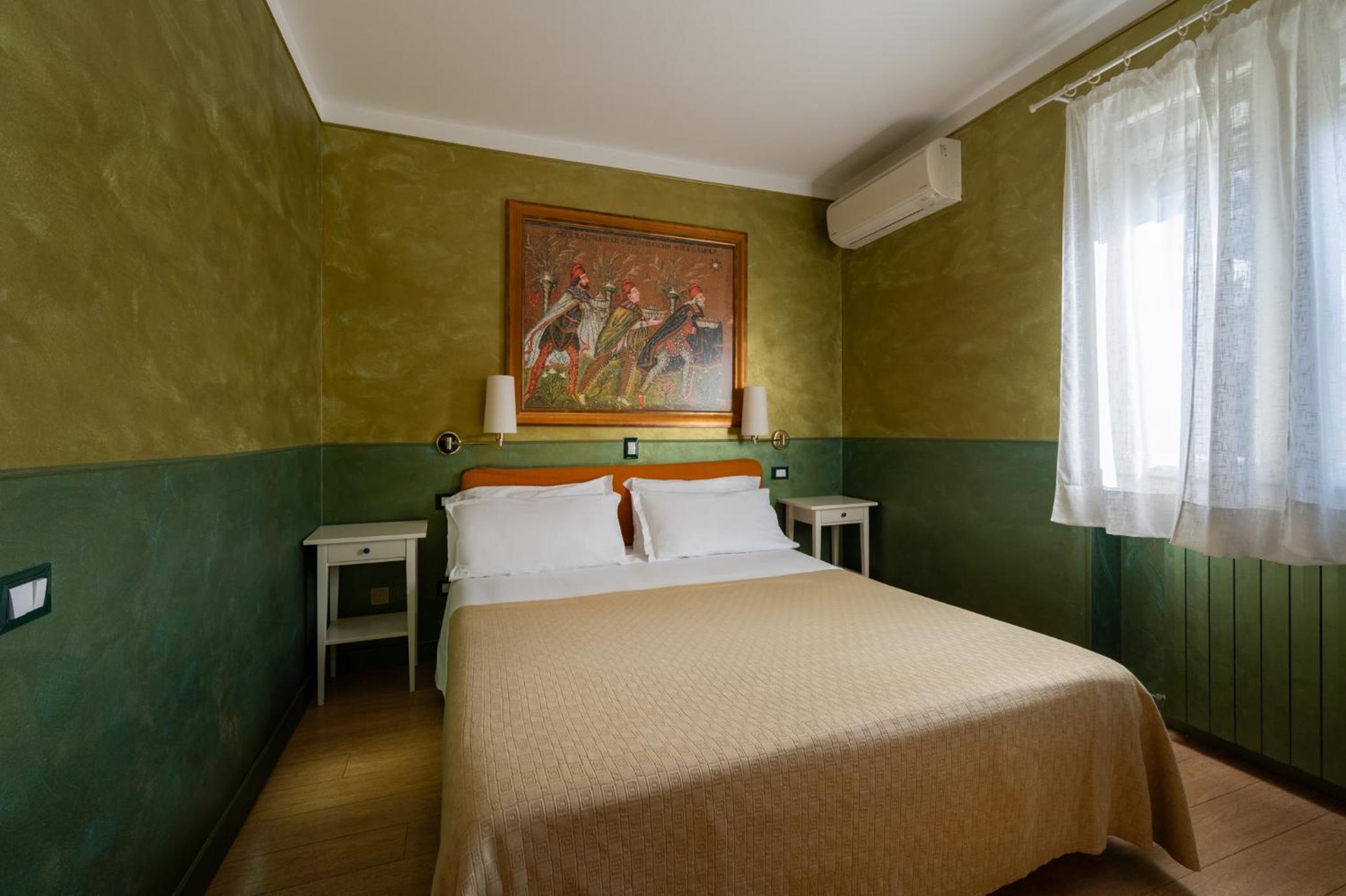 Classic Double or Twin Room - Photo 32