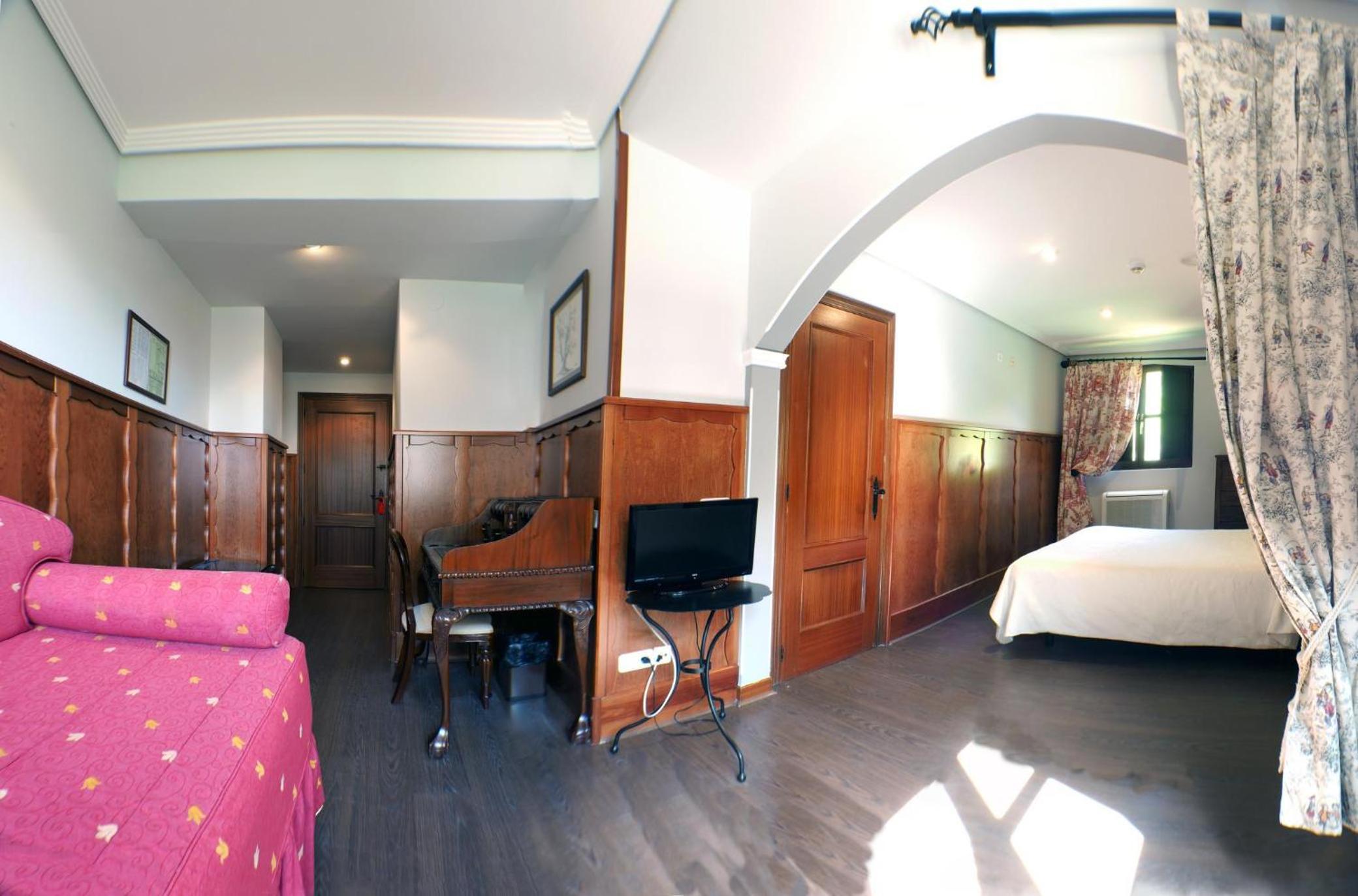 Family Room (2 Adults + 2 Children) - Photo 2