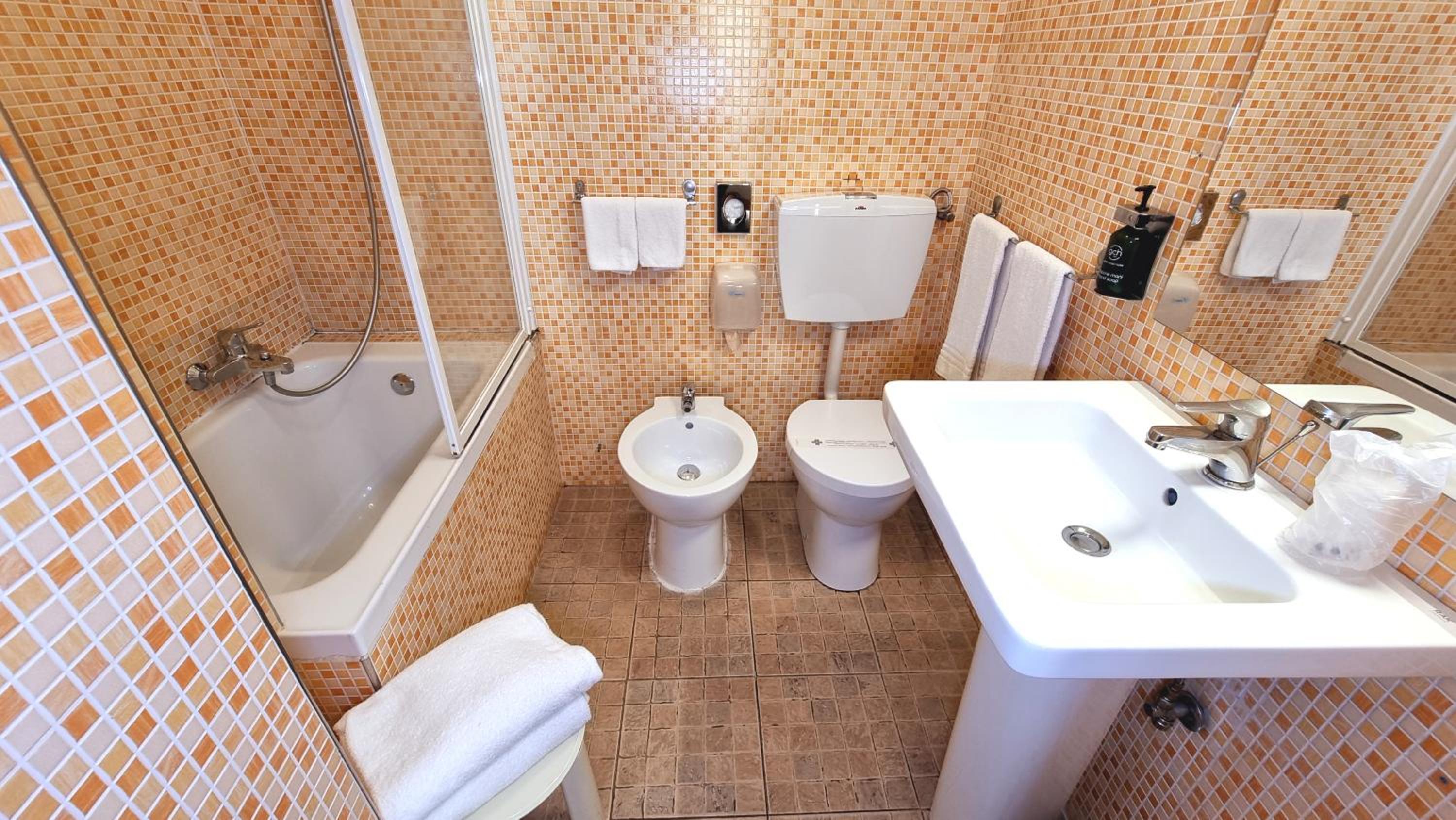 Double Room - Photo 9