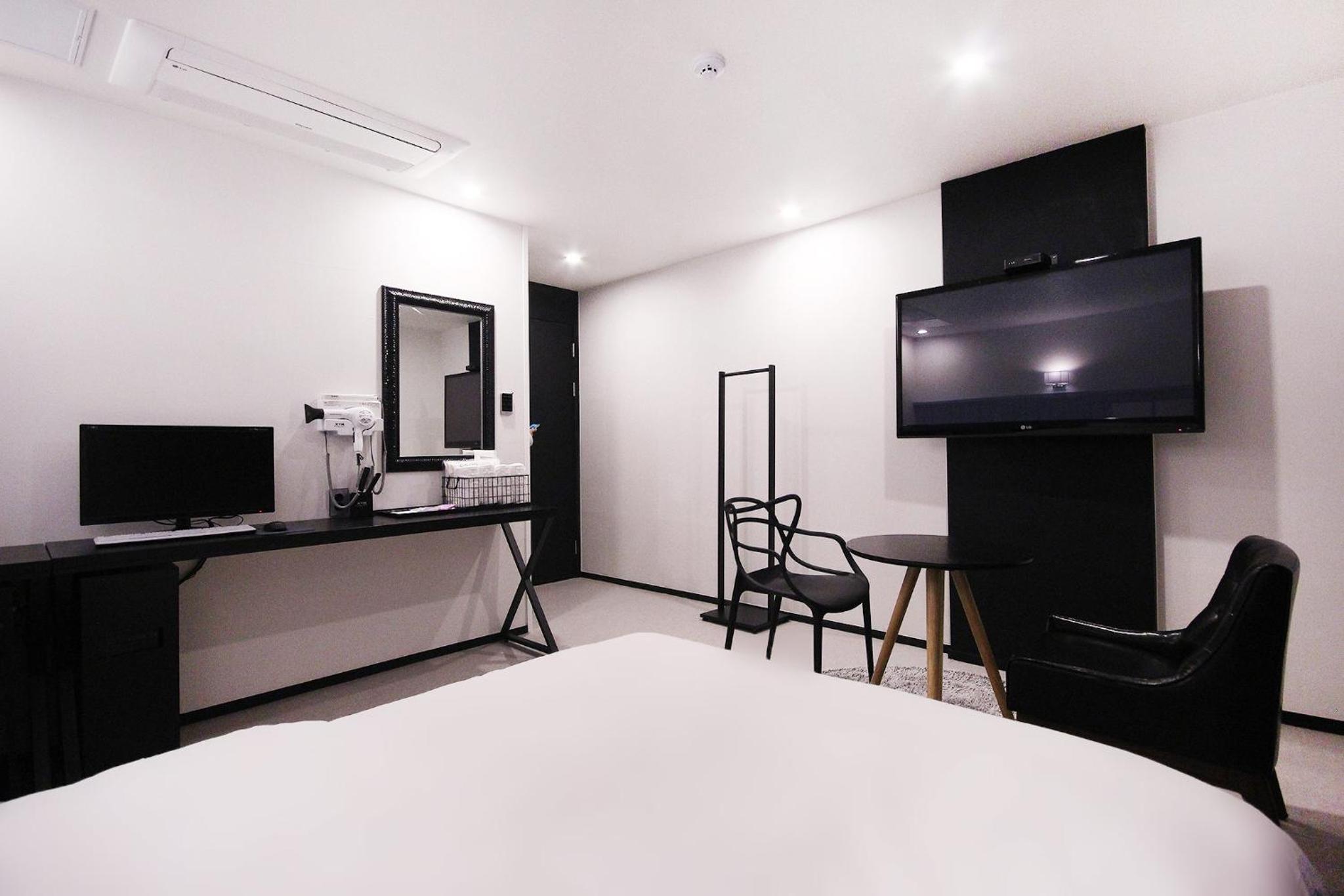 Standard Double Room - Photo 18