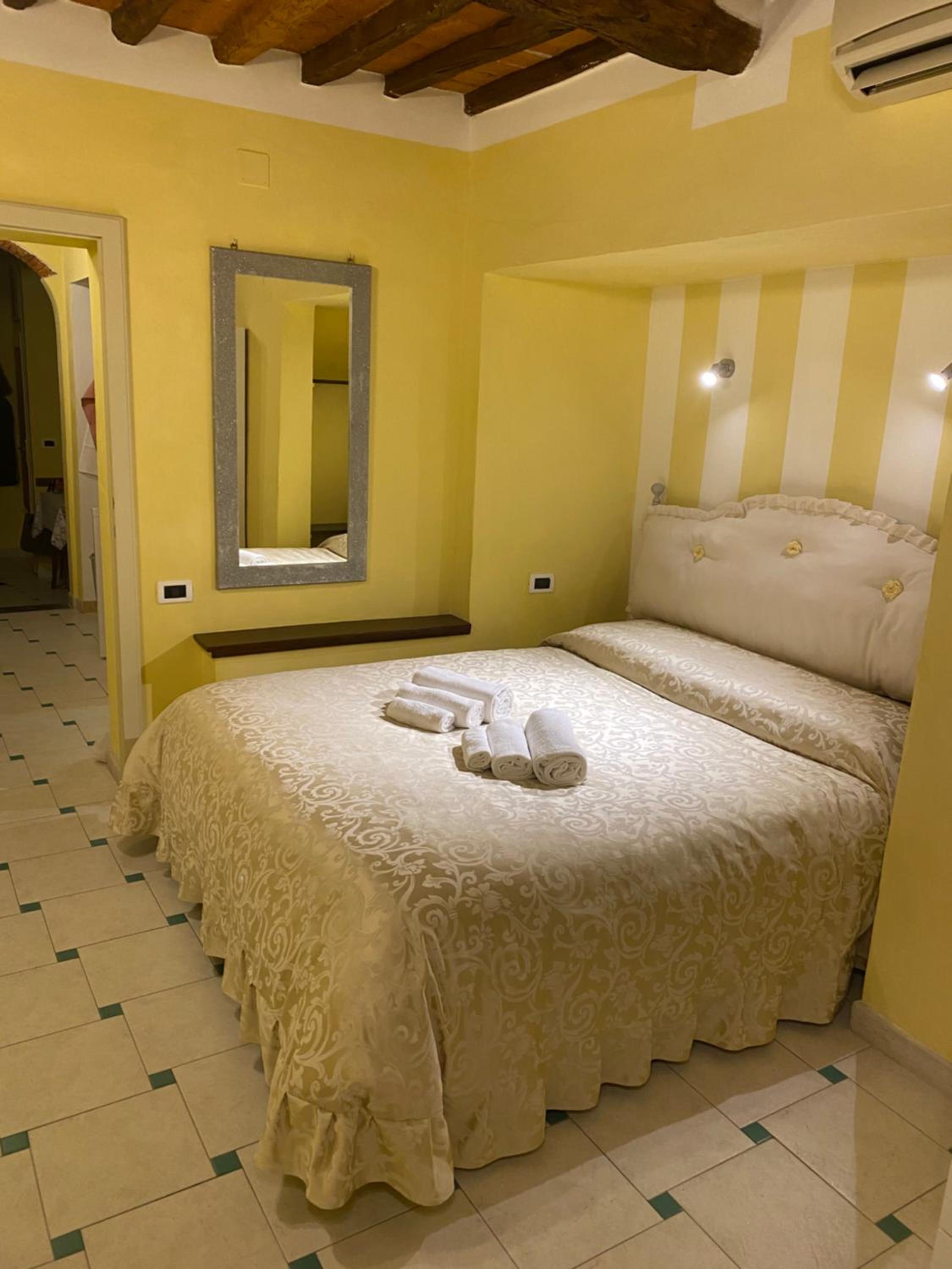 One-Bedroom Apartment - Photo 1