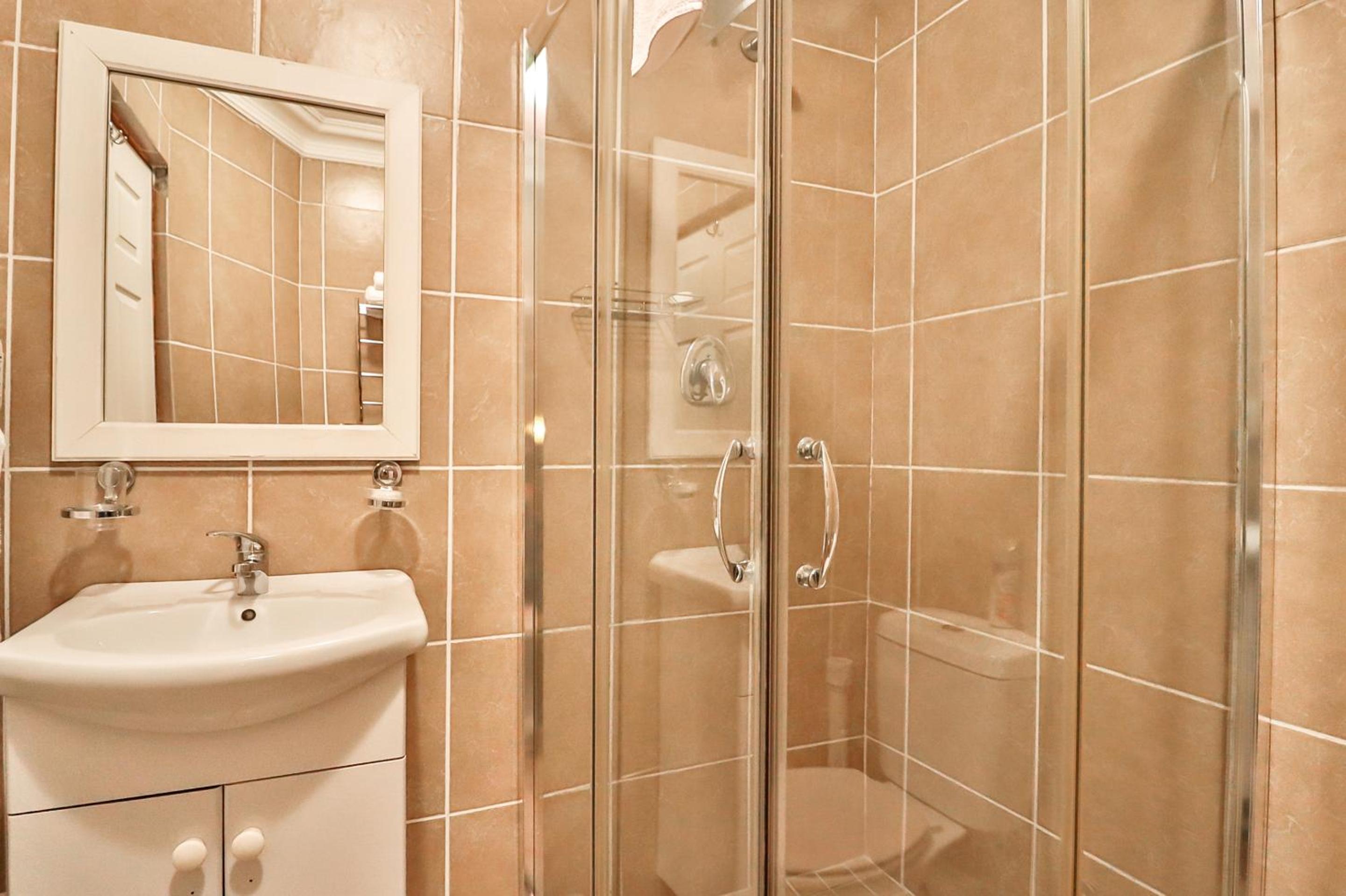 Standard Double or Twin Room - Photo 6