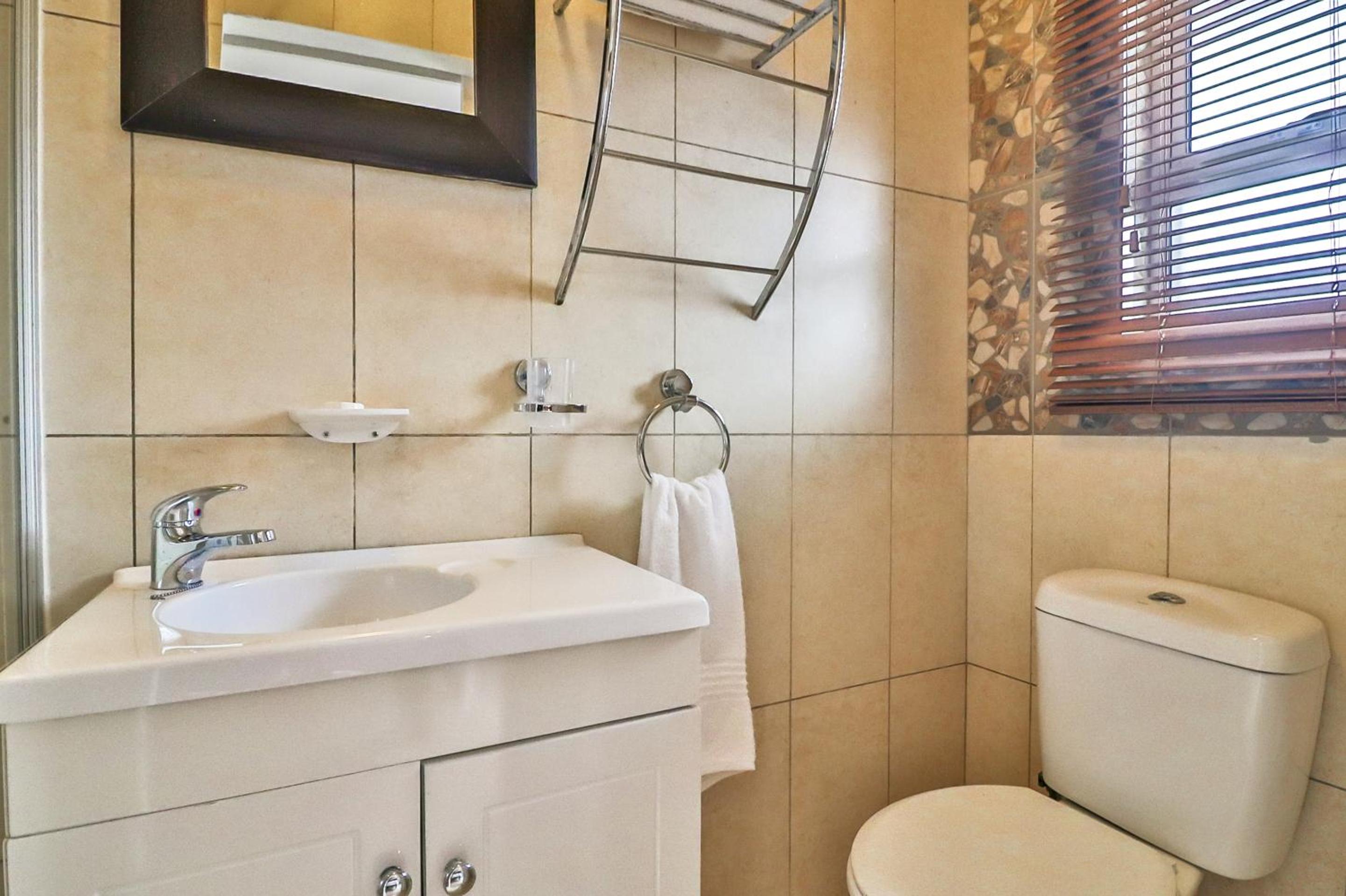 Standard Double or Twin Room - Photo 8
