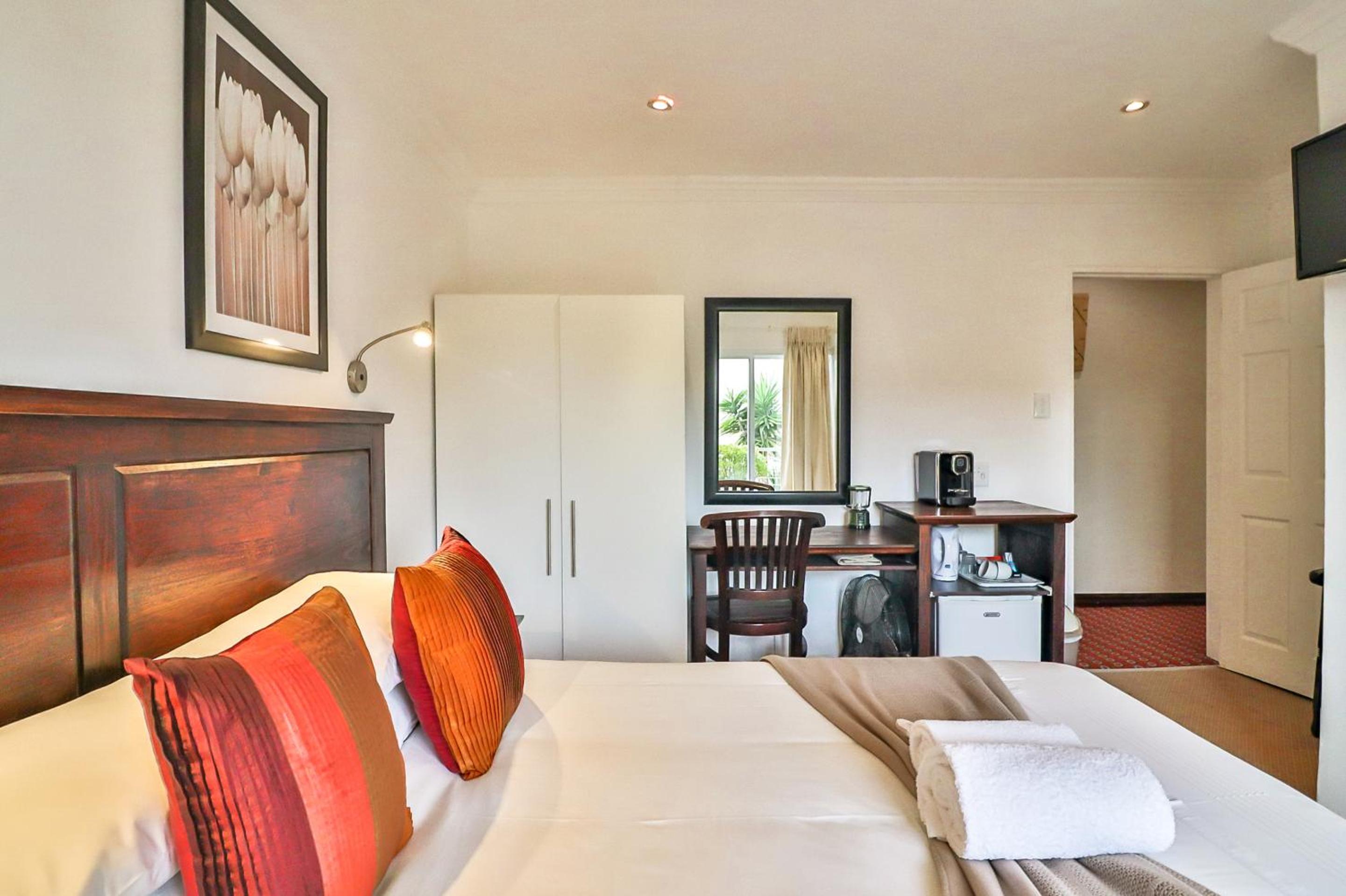 Standard Double or Twin Room - Photo 7