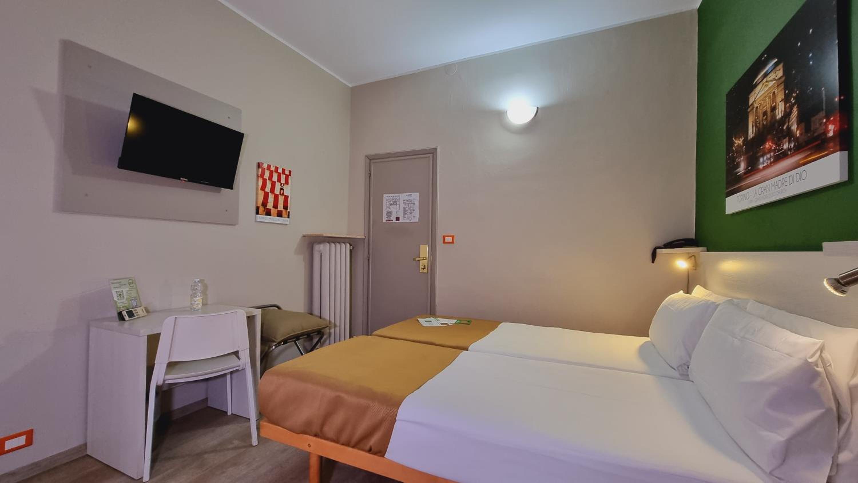 Twin Room - Photo 3