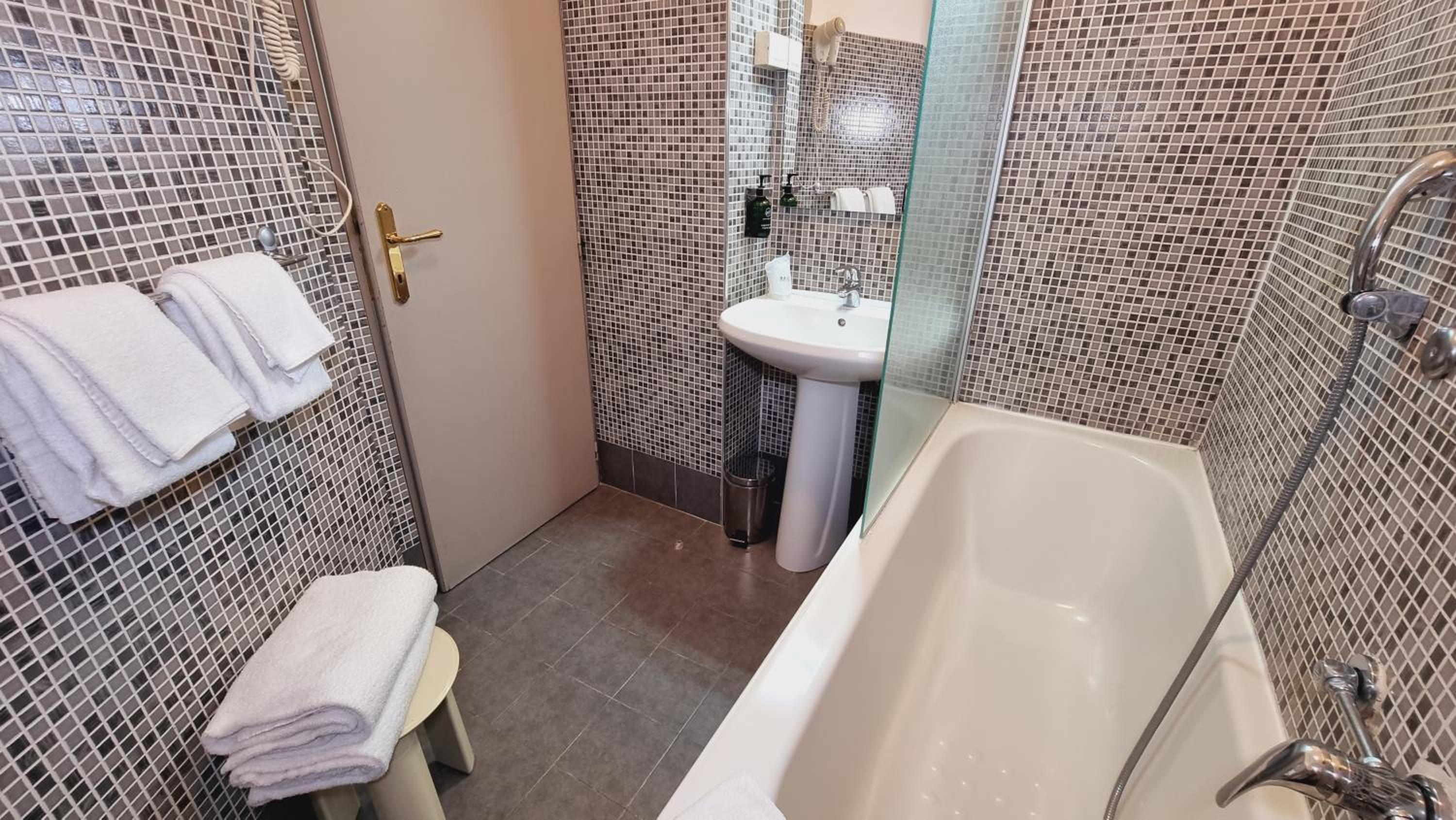 Twin Room - Photo 4