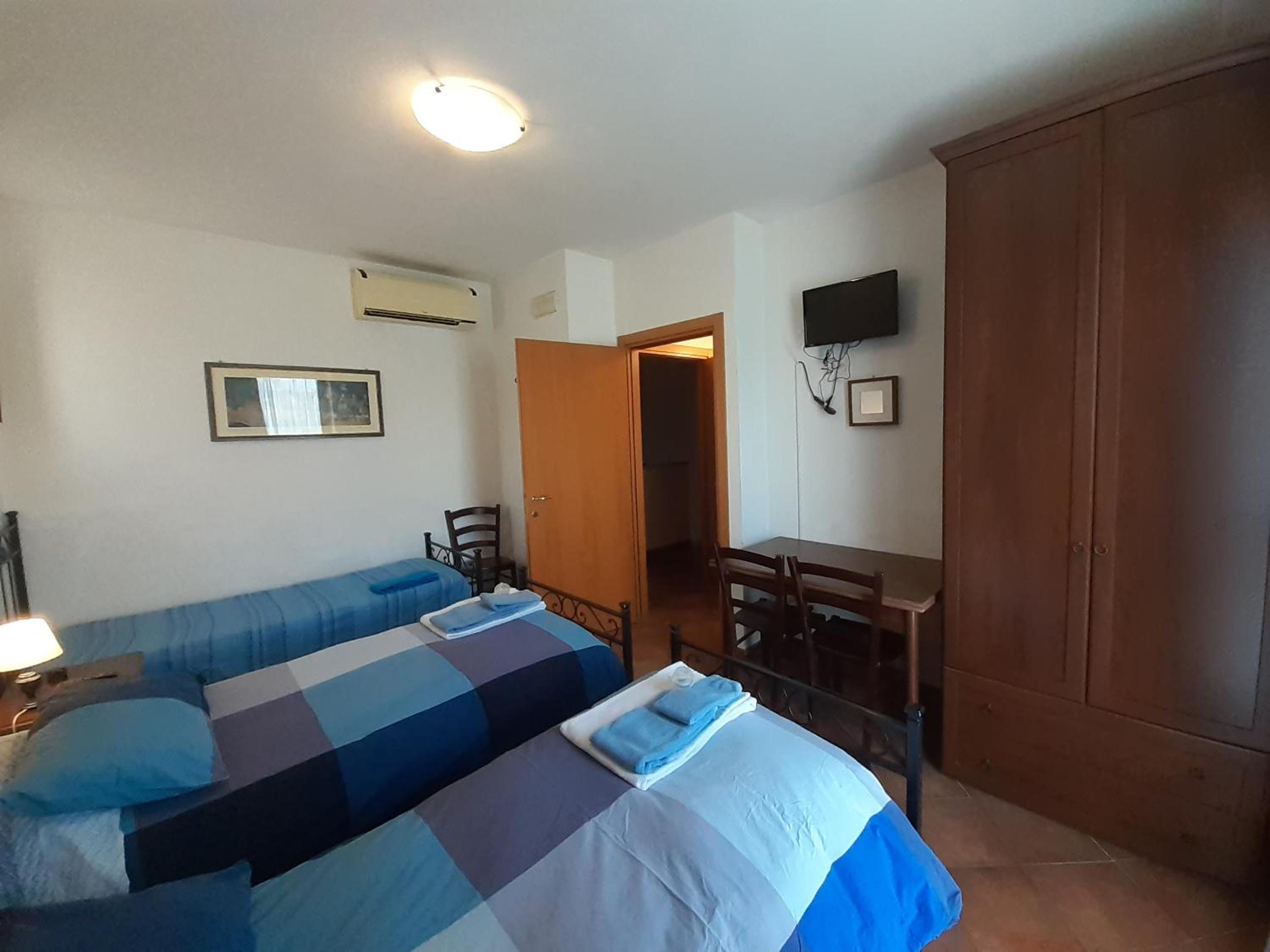 Double or Twin Room with Extra Bed - Photo 2