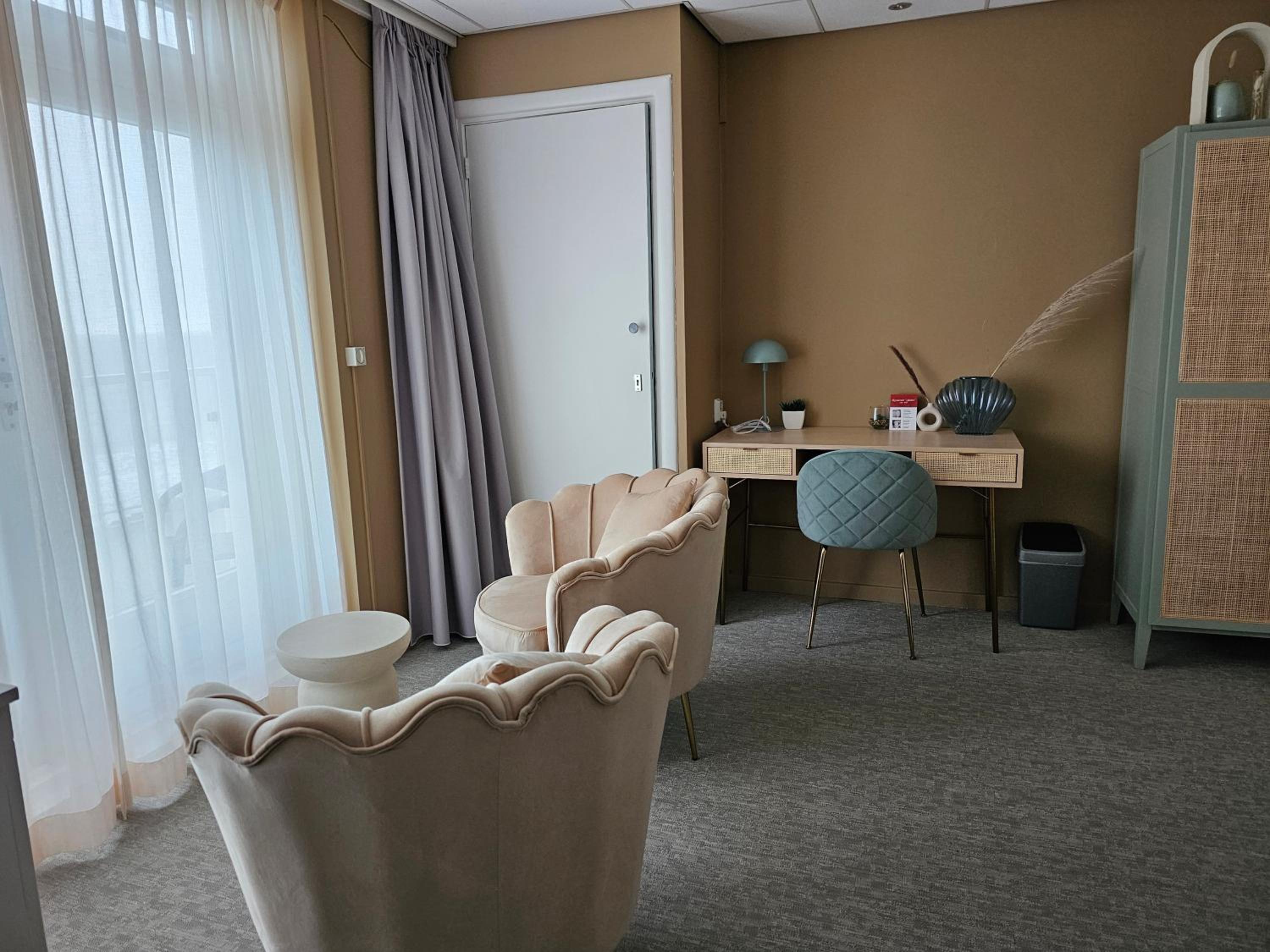 Deluxe Twin Room with Sea View with Balcony or Loggia  - Photo 9