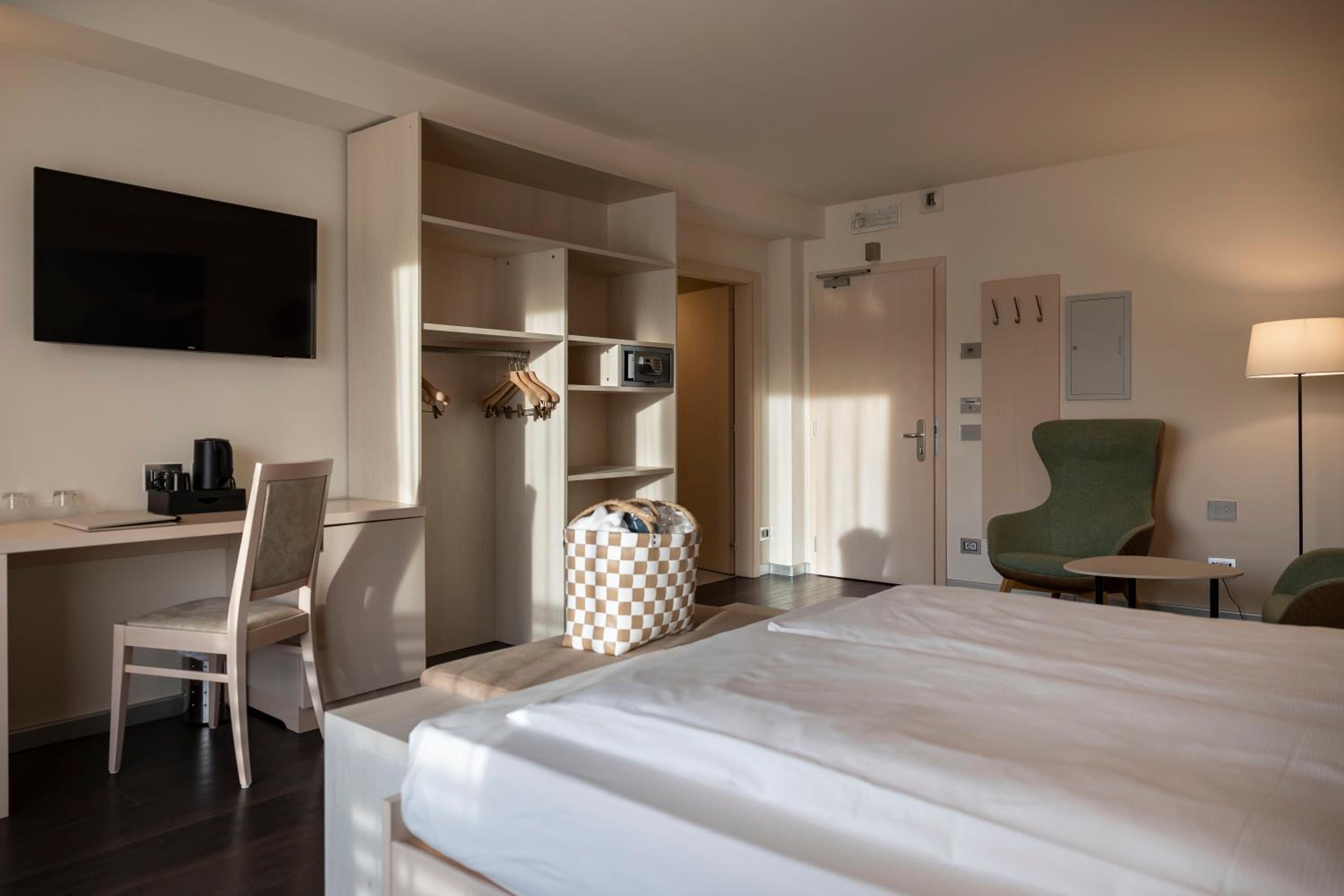 Superior Double or Twin Room - Photo 9