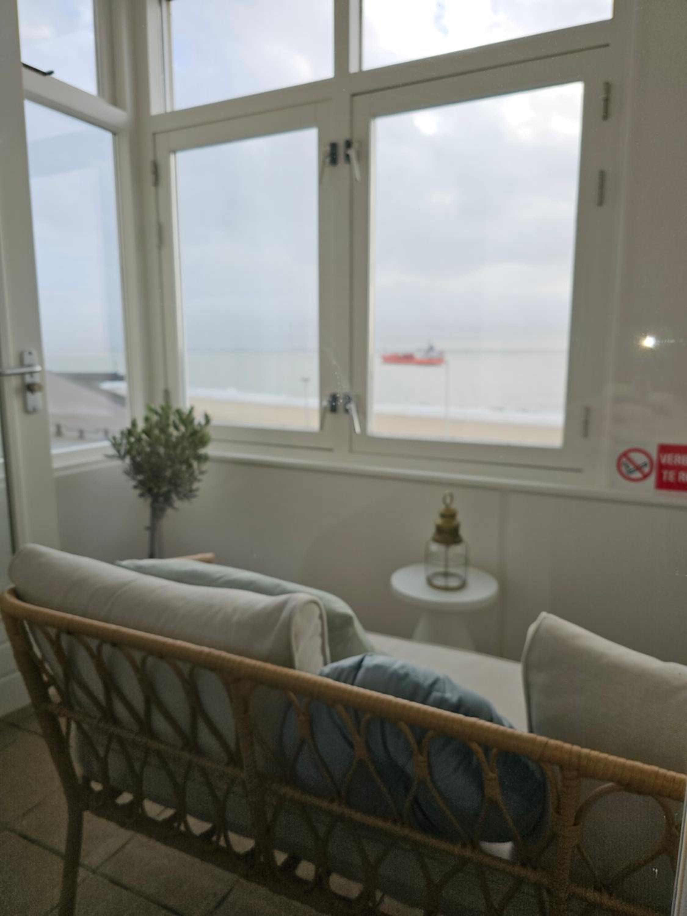 Deluxe Sea Side Loggia and Elevator Access Twin Room - Photo 6