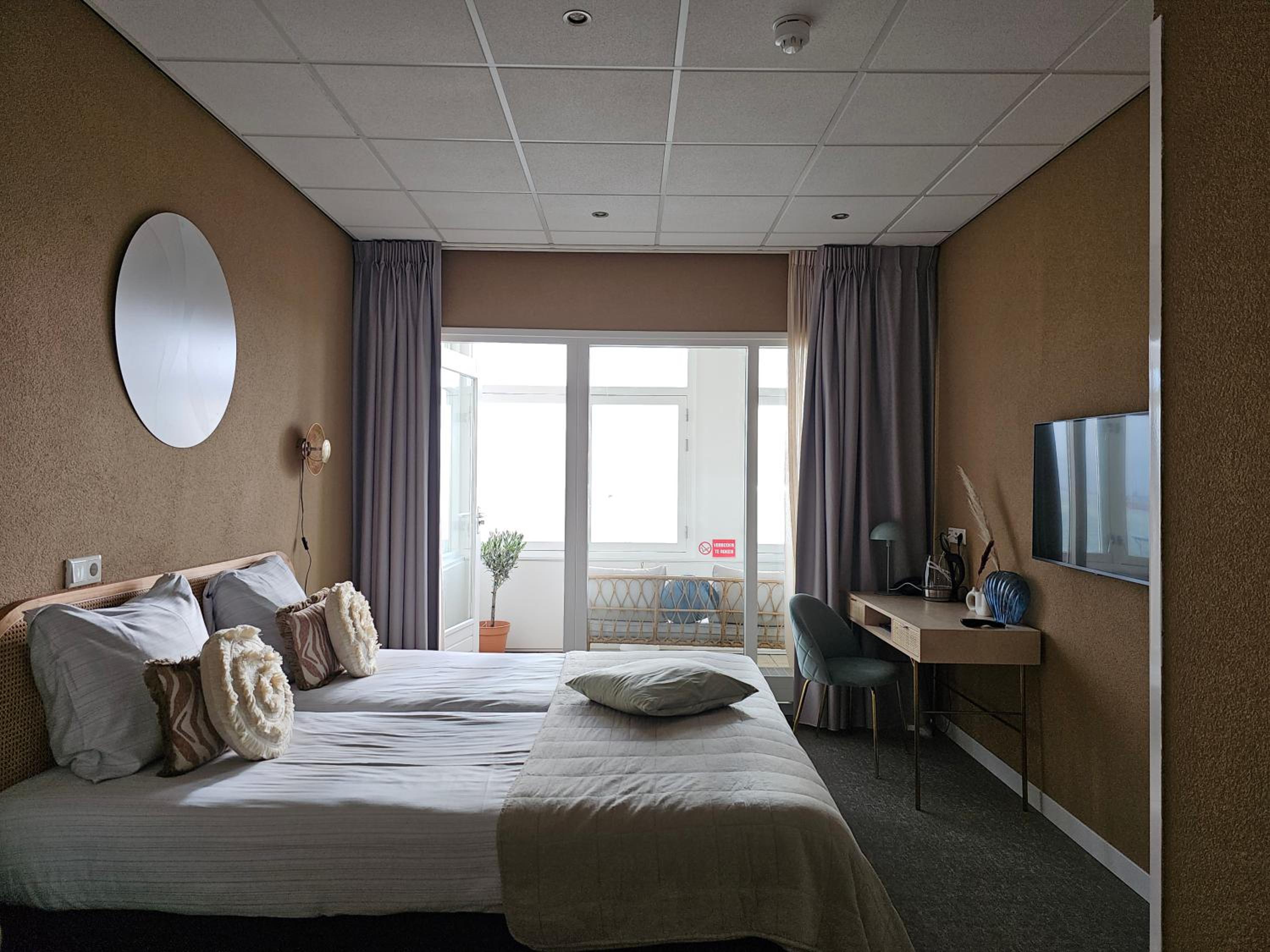 Deluxe Sea Side Loggia and Elevator Access Twin Room - Photo 3