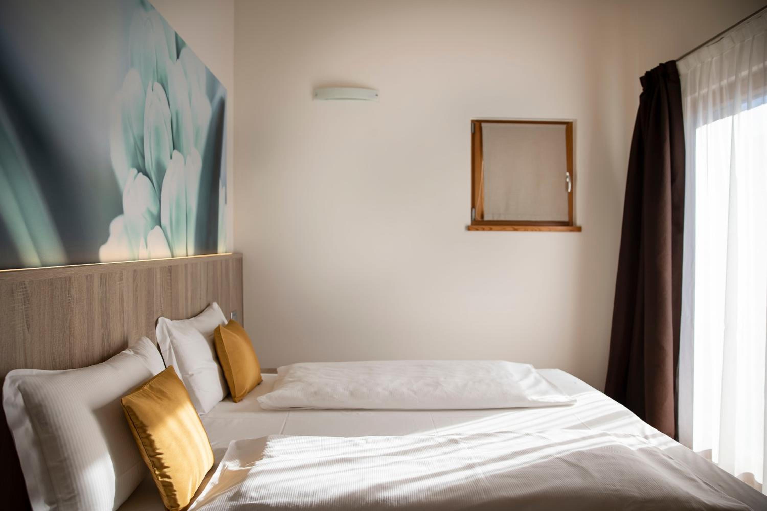 Standard Double or Twin Room - Photo 7