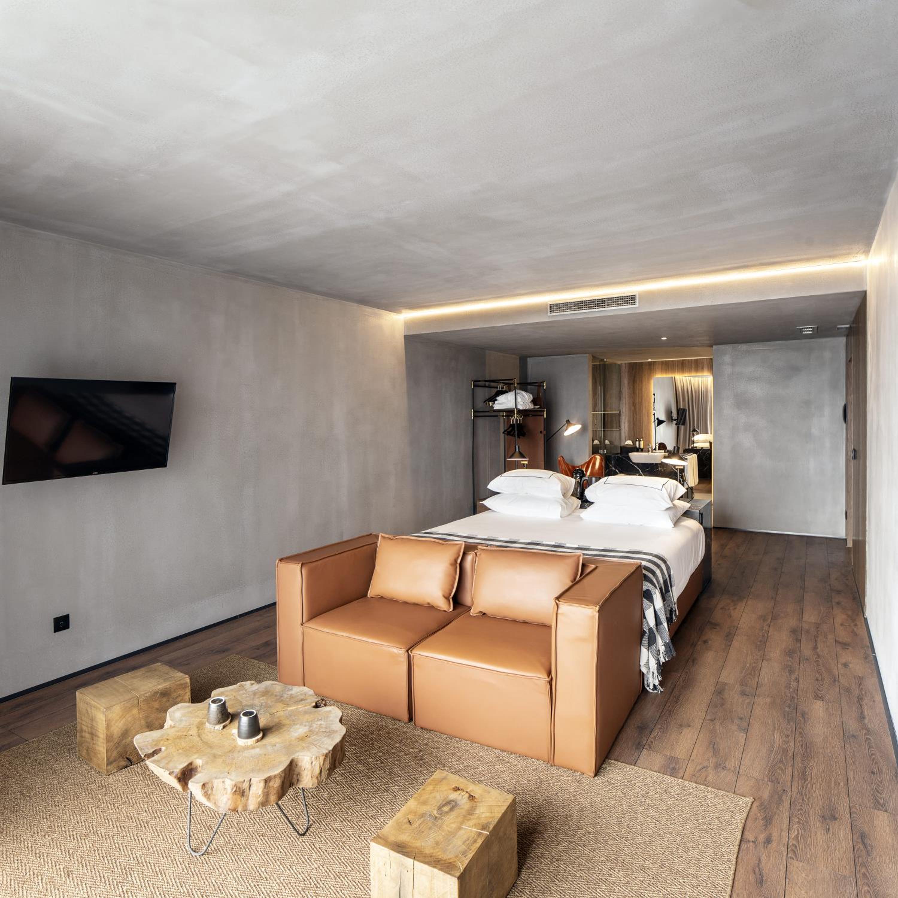 Suite with Balcony and Mountain View - Photo 10