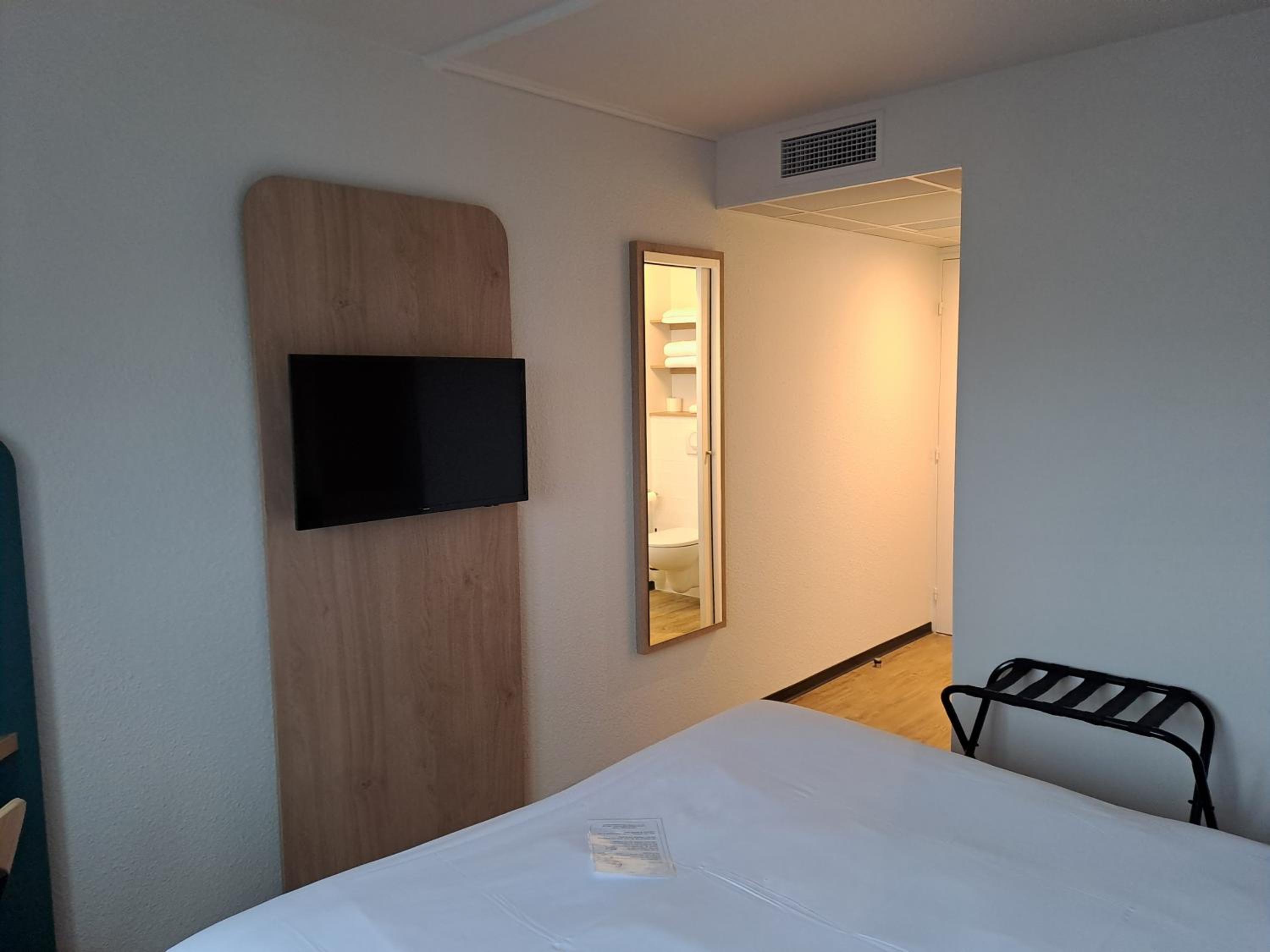 Family Room with One Queen Bed and One Single Bed - Non-Smoking photo 3
