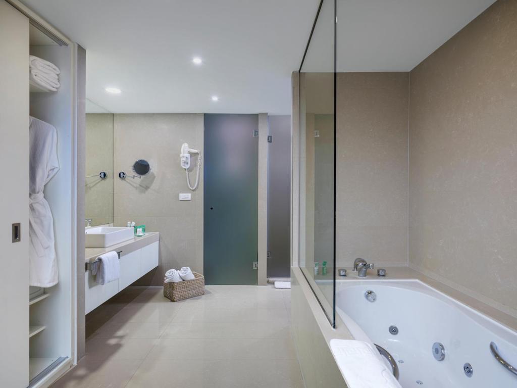 Deluxe Double Room with Sea View thumbnail 5