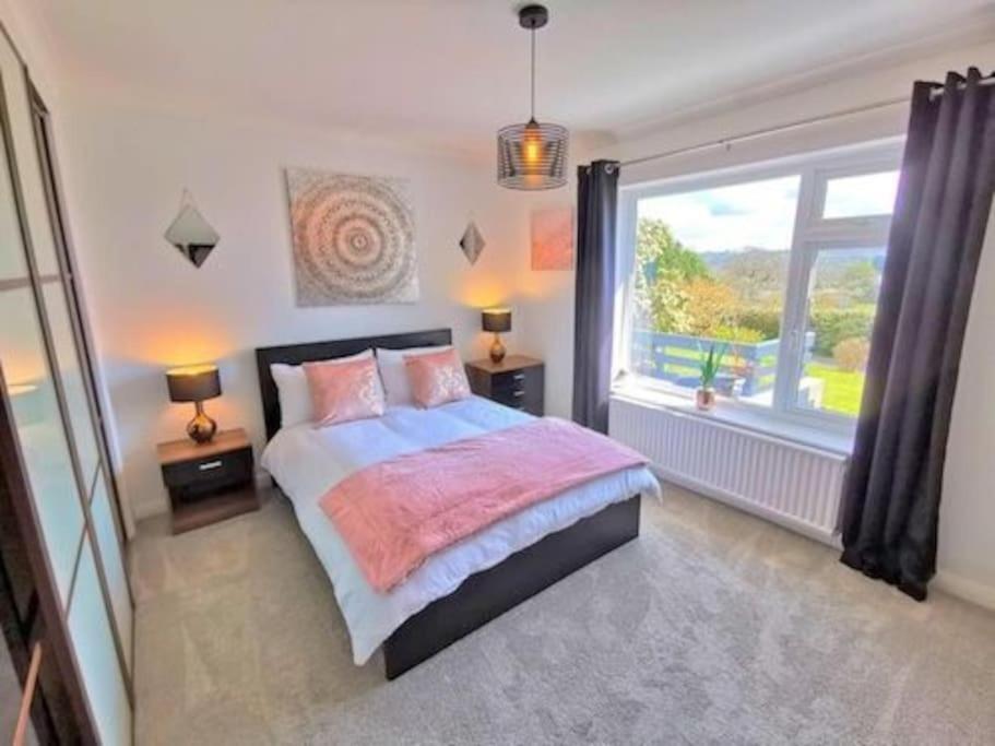 Three-Bedroom House photo 2