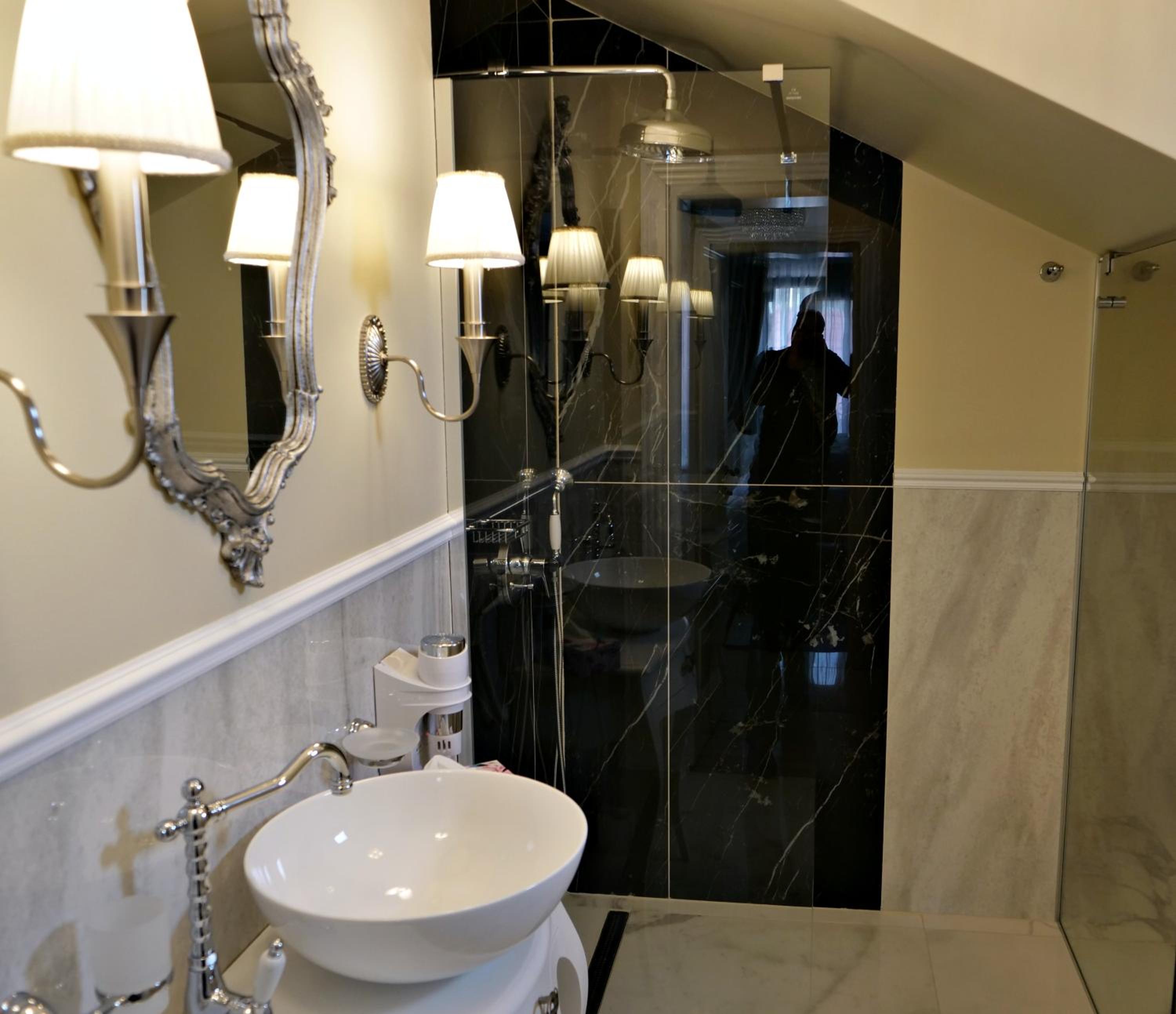 Deluxe Room (2 Adults + 1 Child) - Photo 4