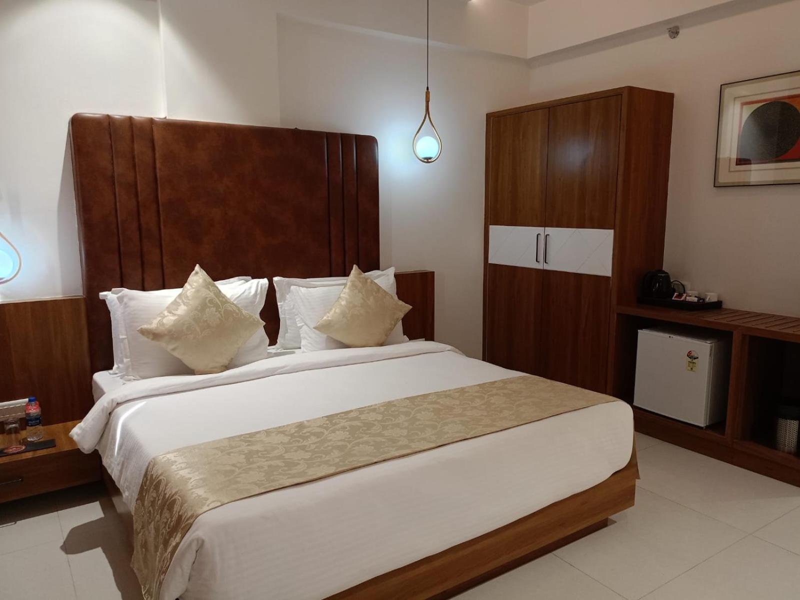 Executive Suite - Photo 1