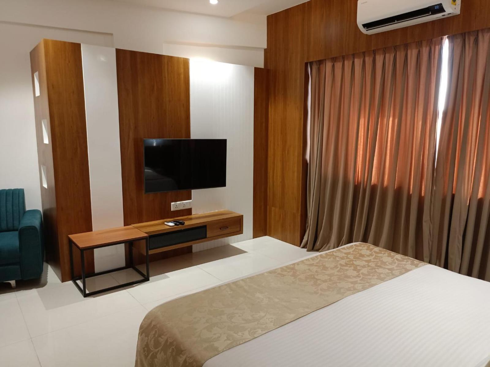 Executive Suite - Photo 2