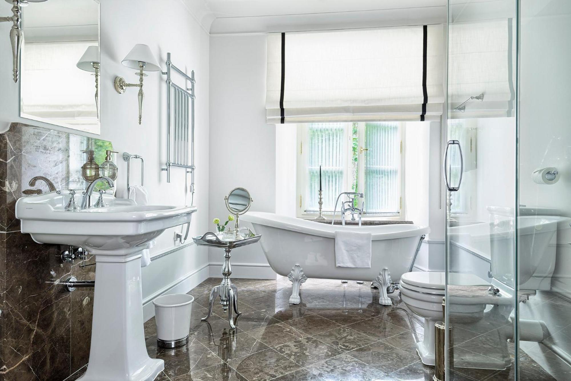 Superior with Bath and Shower photo 3