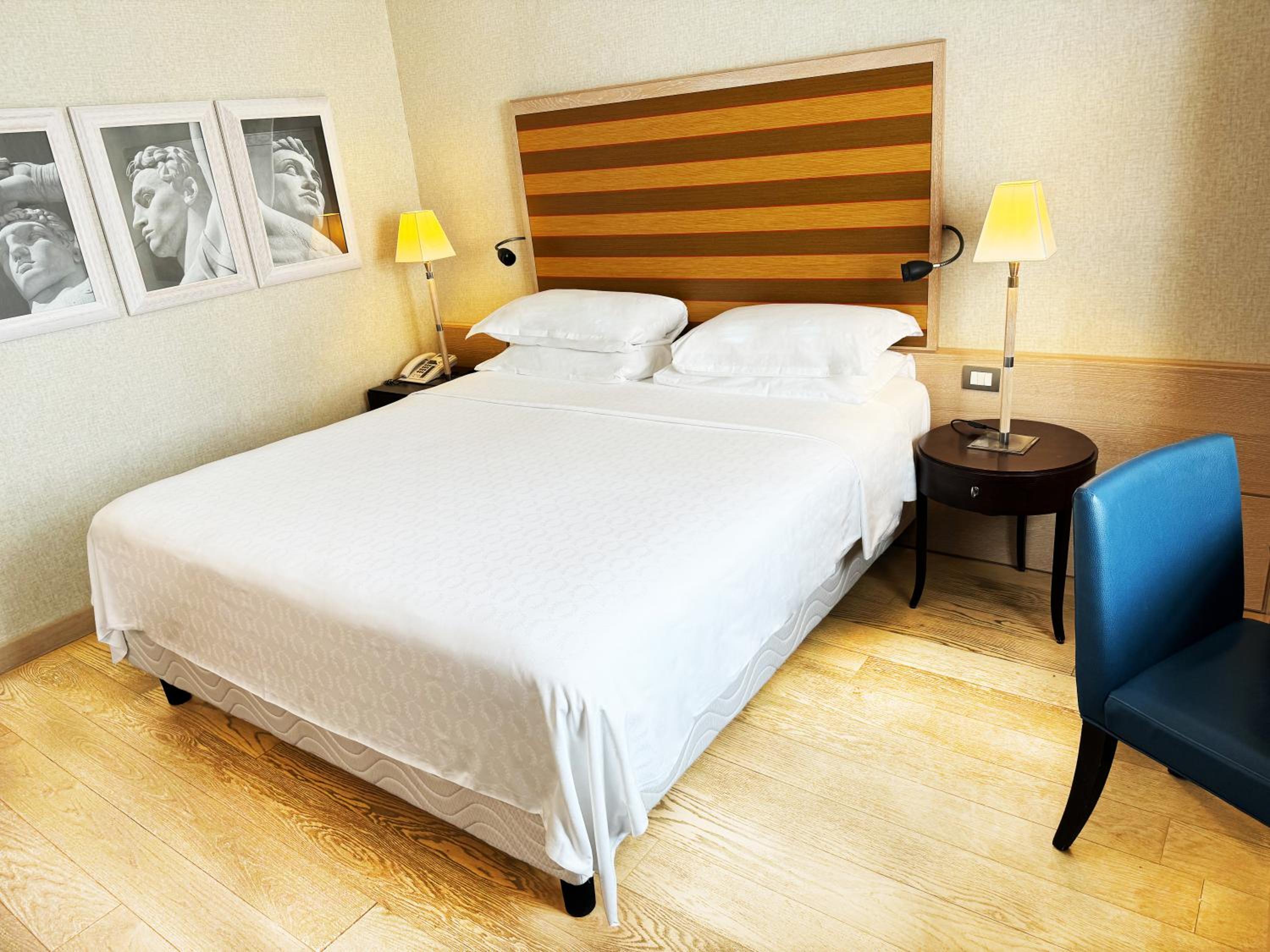 Superior King Room thumbnail 5