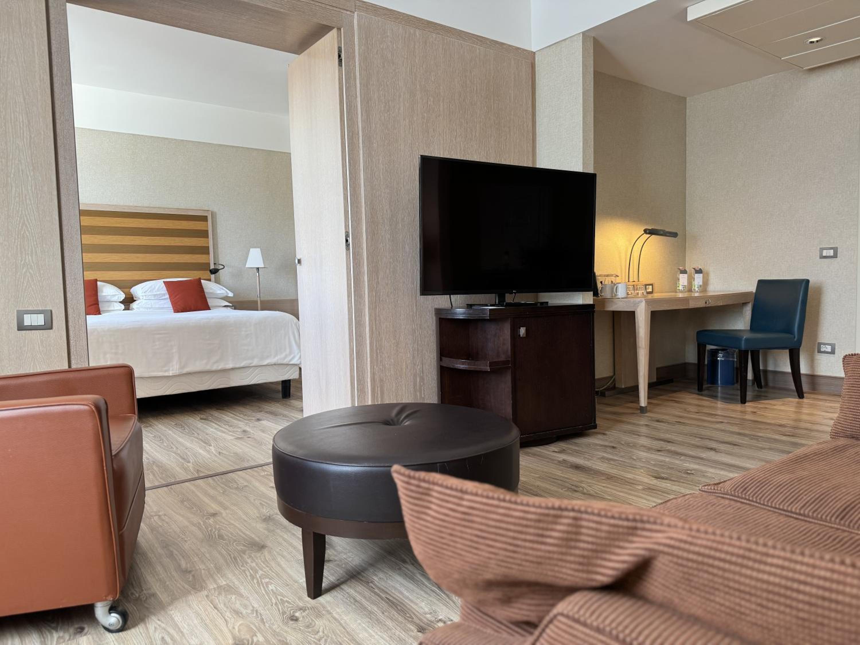 One-Bedroom Senior Executive King Suite with Garden View thumbnail 6