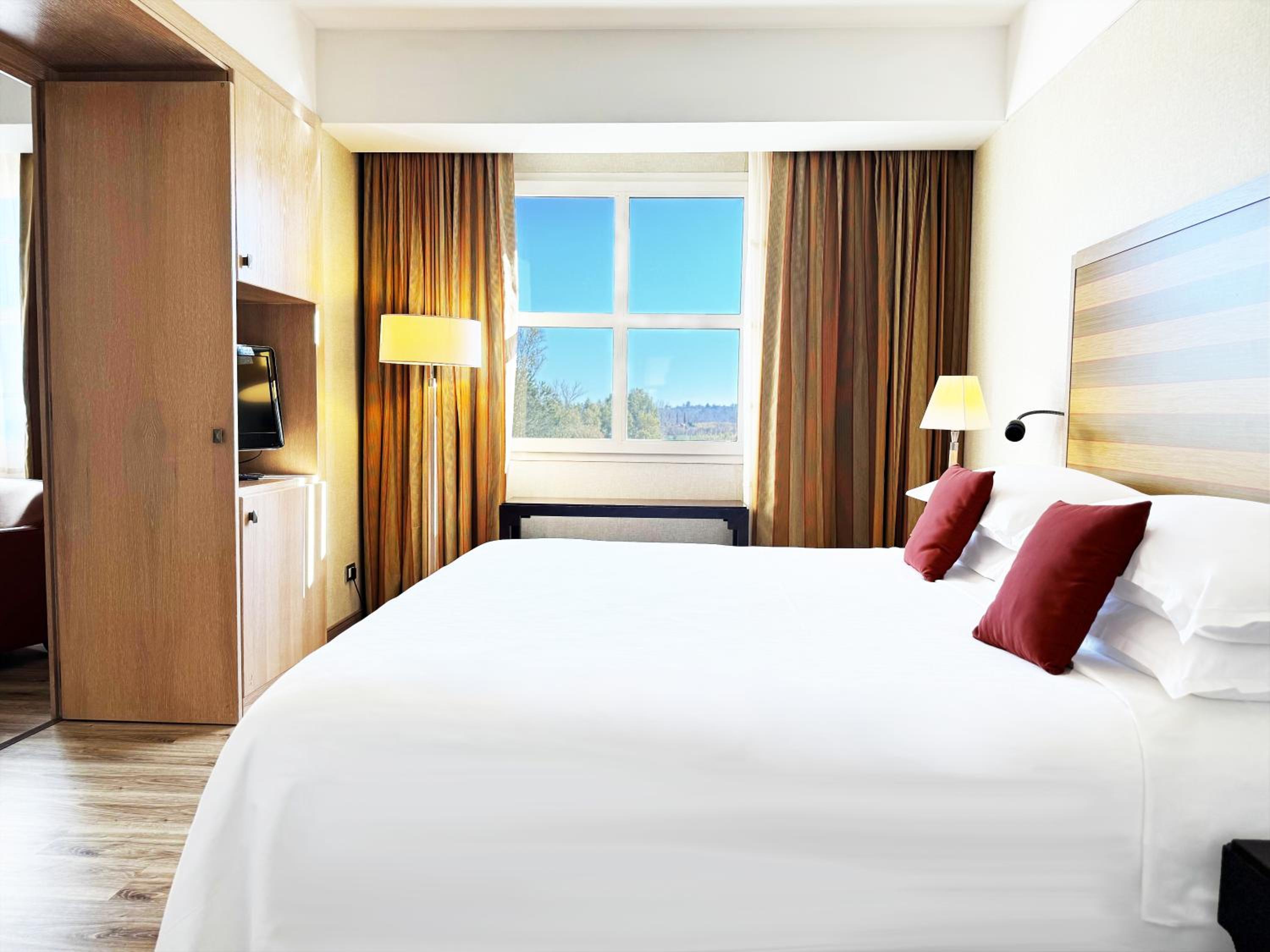 One-Bedroom Senior Executive King Suite with Garden View