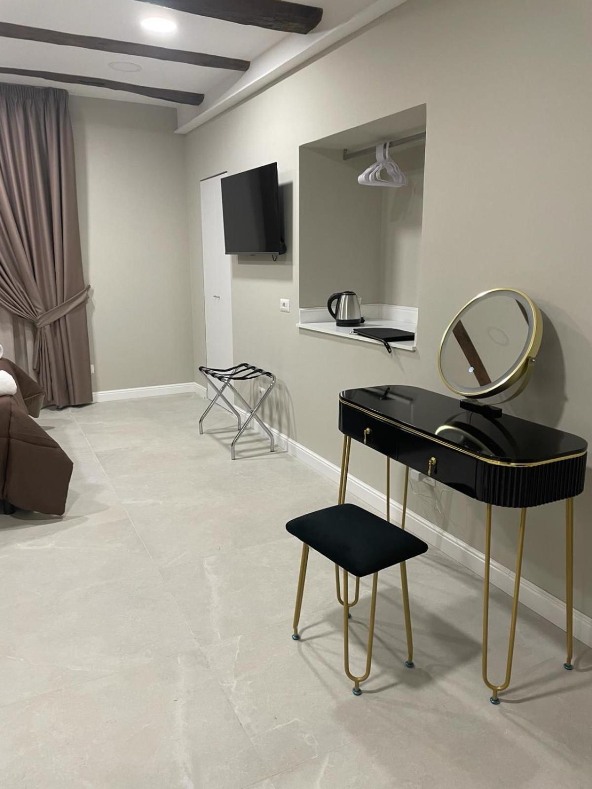 Deluxe Room (2 Adults + 1 Child)