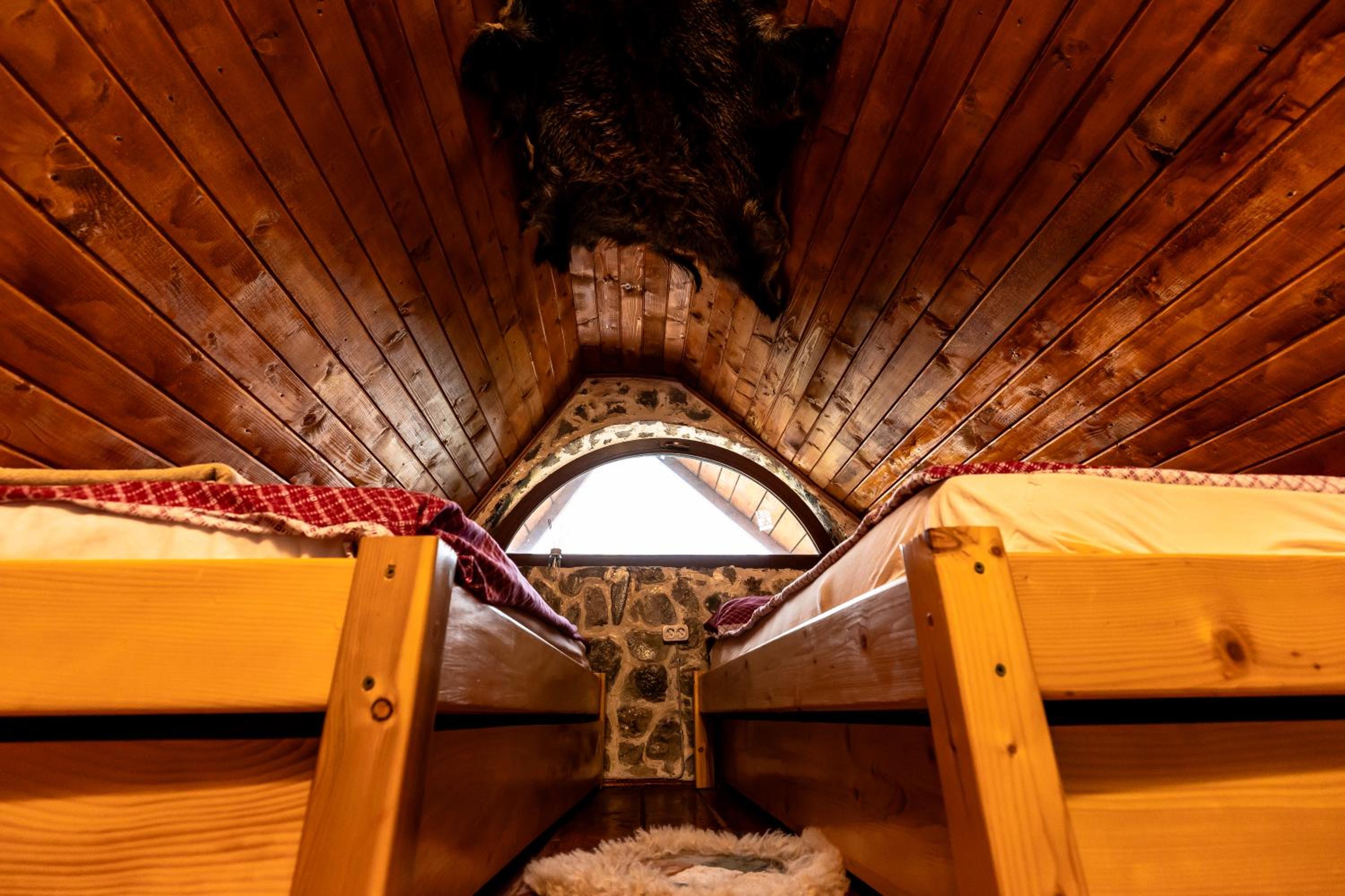 Six-Bedroom House - Photo 33