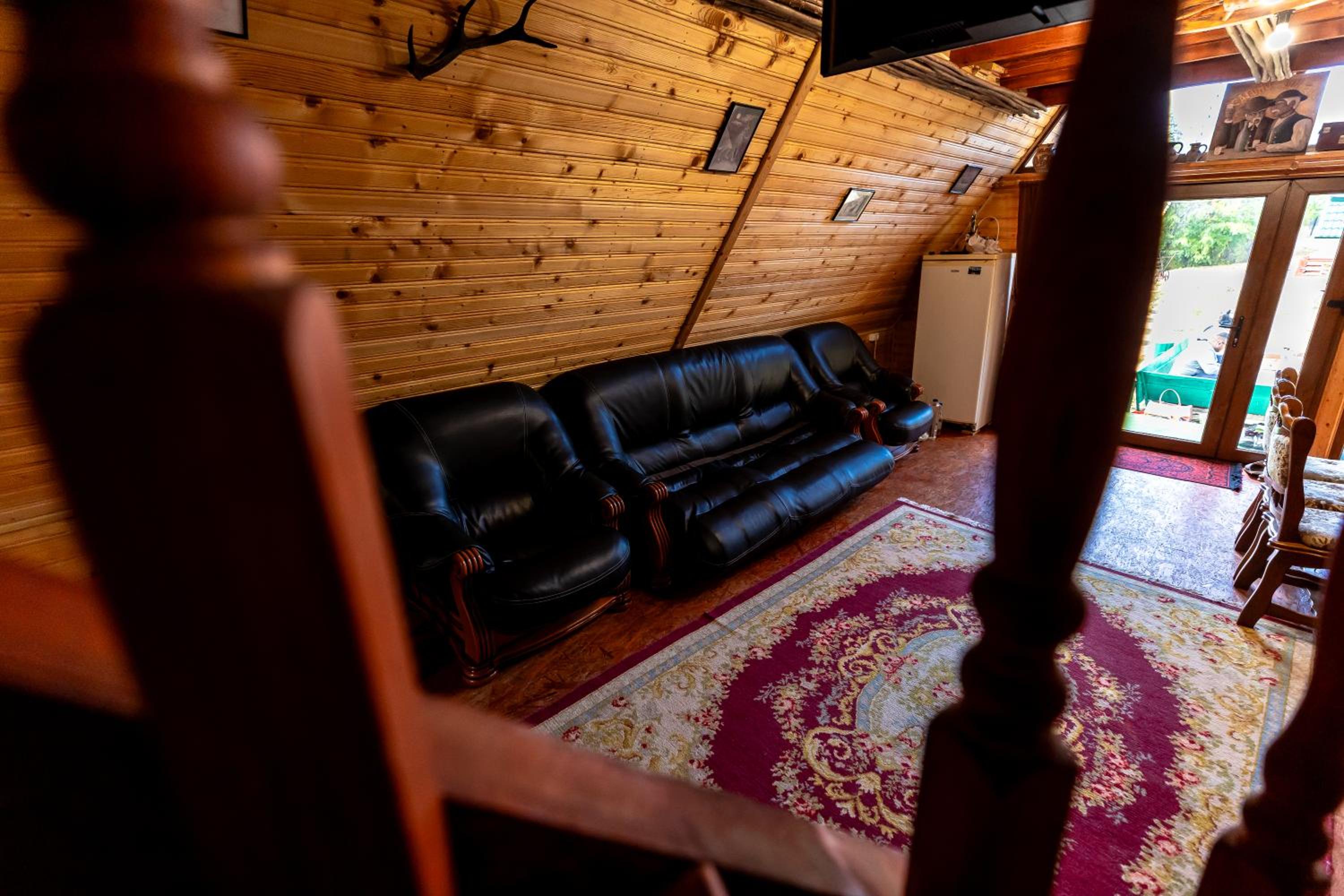 Six-Bedroom House - Photo 40