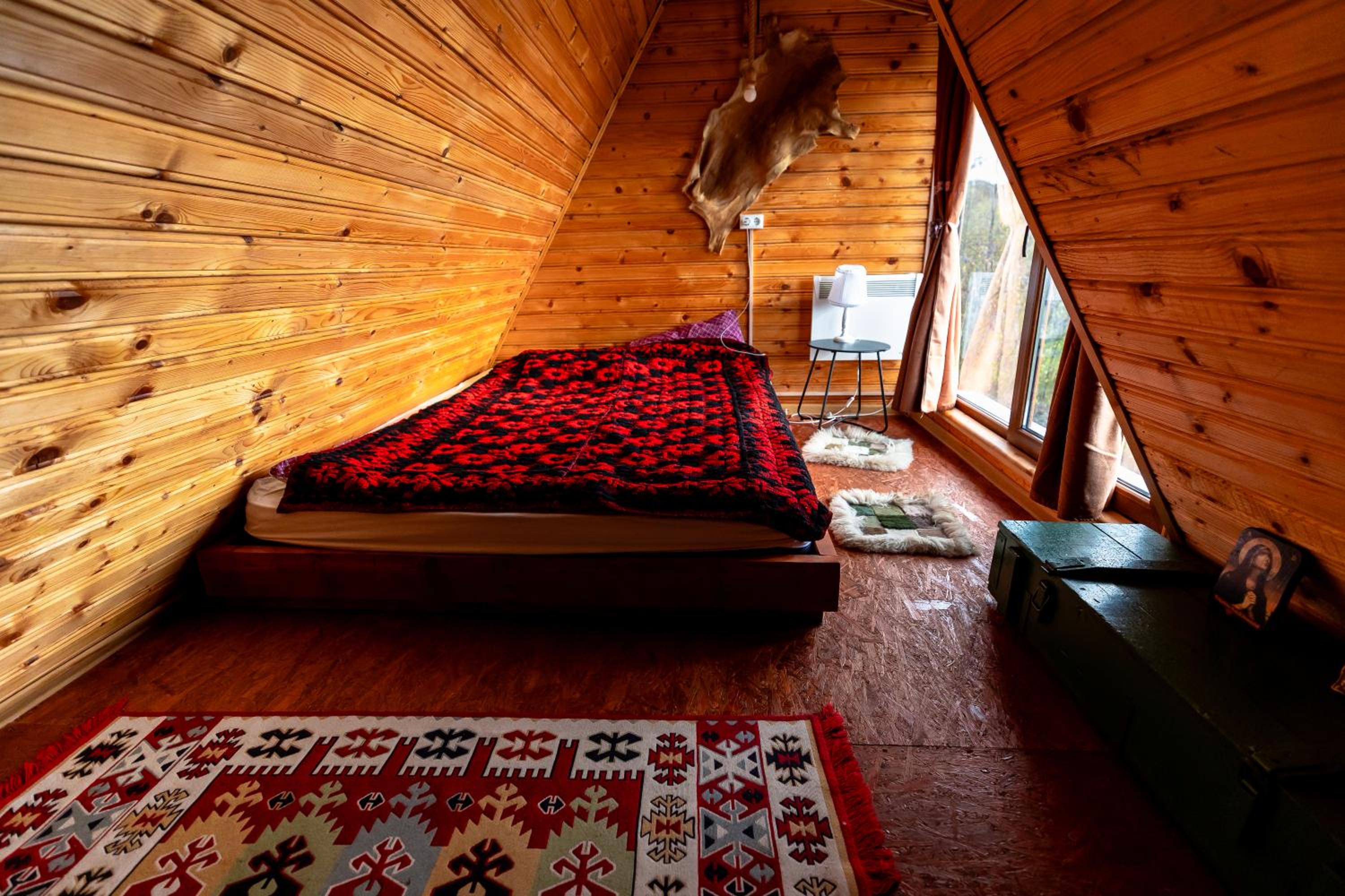 Six-Bedroom House - Photo 48