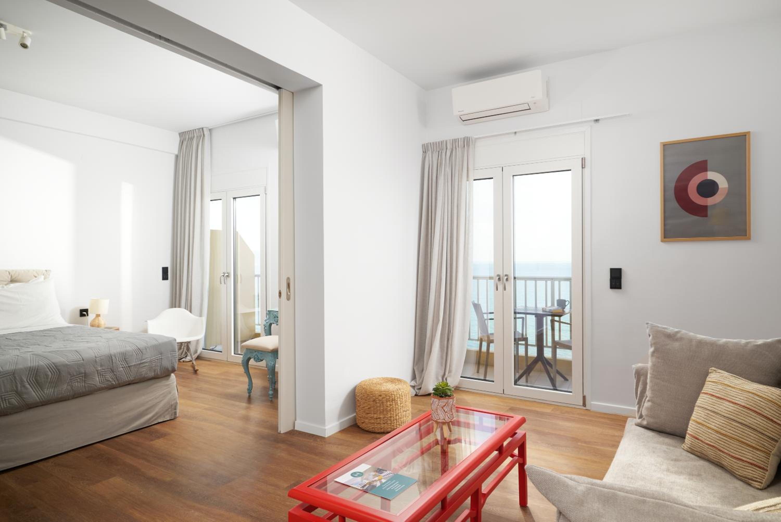 Deluxe One-Bedroom Apartment with Ocean View photo 2