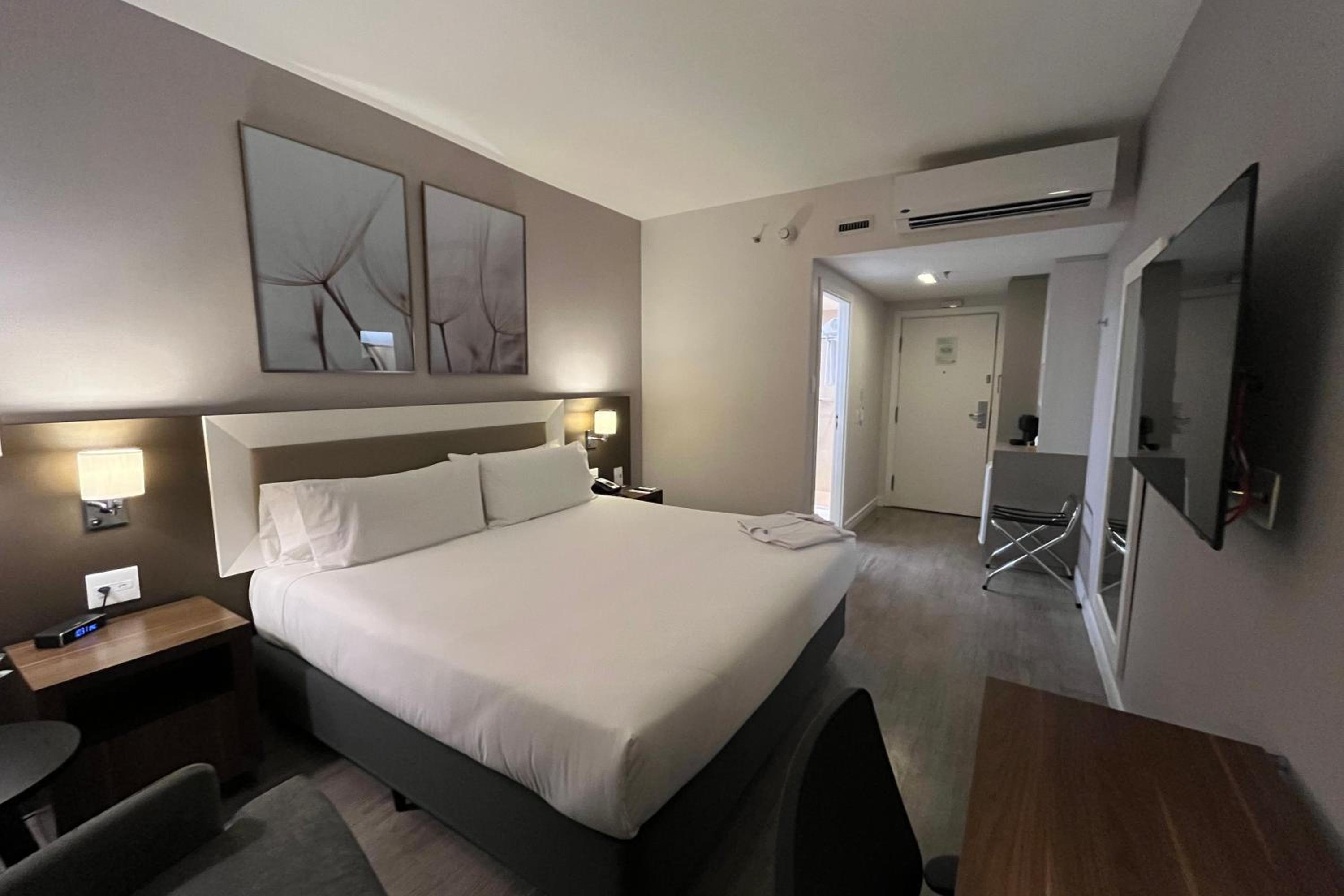 Premium King Room photo 1
