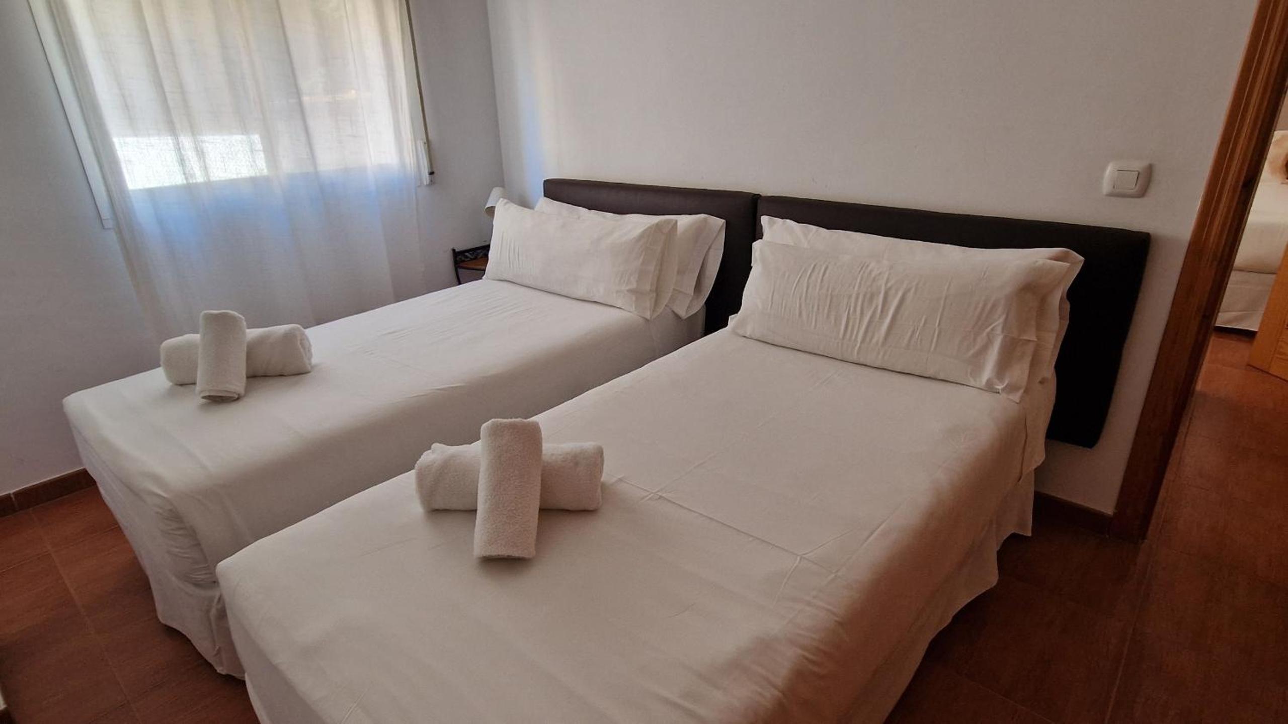 Apartamento de Dos Dormitorios con Vista a la Piscina