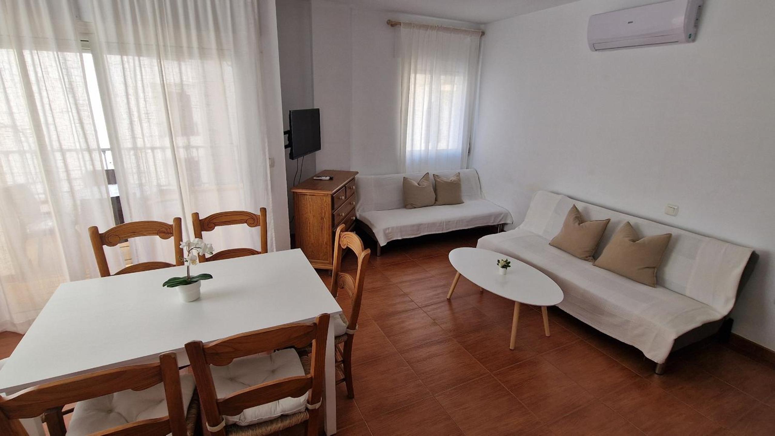 Apartamento de Dos Dormitorios con Vista a la Piscina