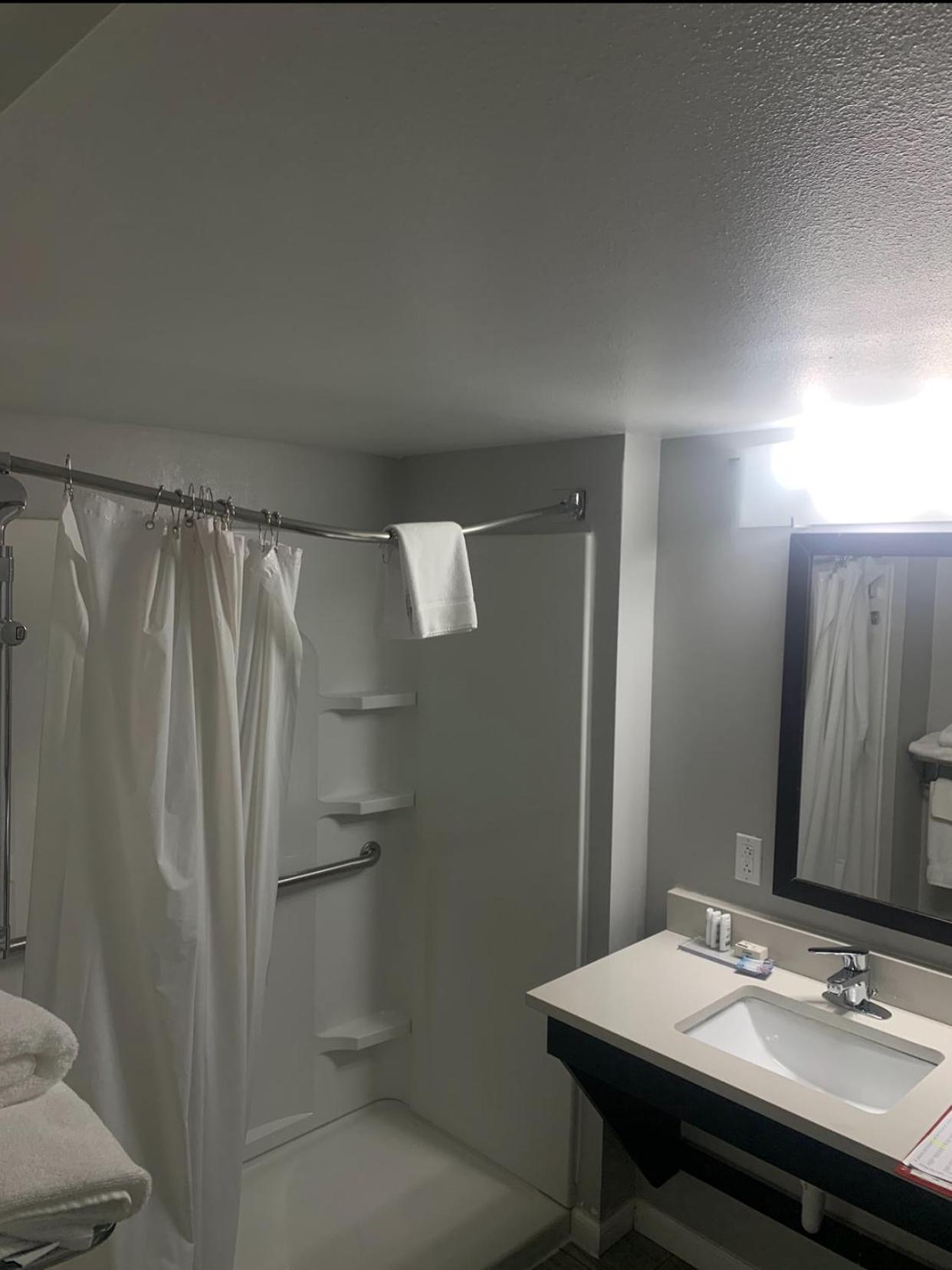 Queen Room with Two Queen Beds - Disability Access/Non-Smoking - Photo 2
