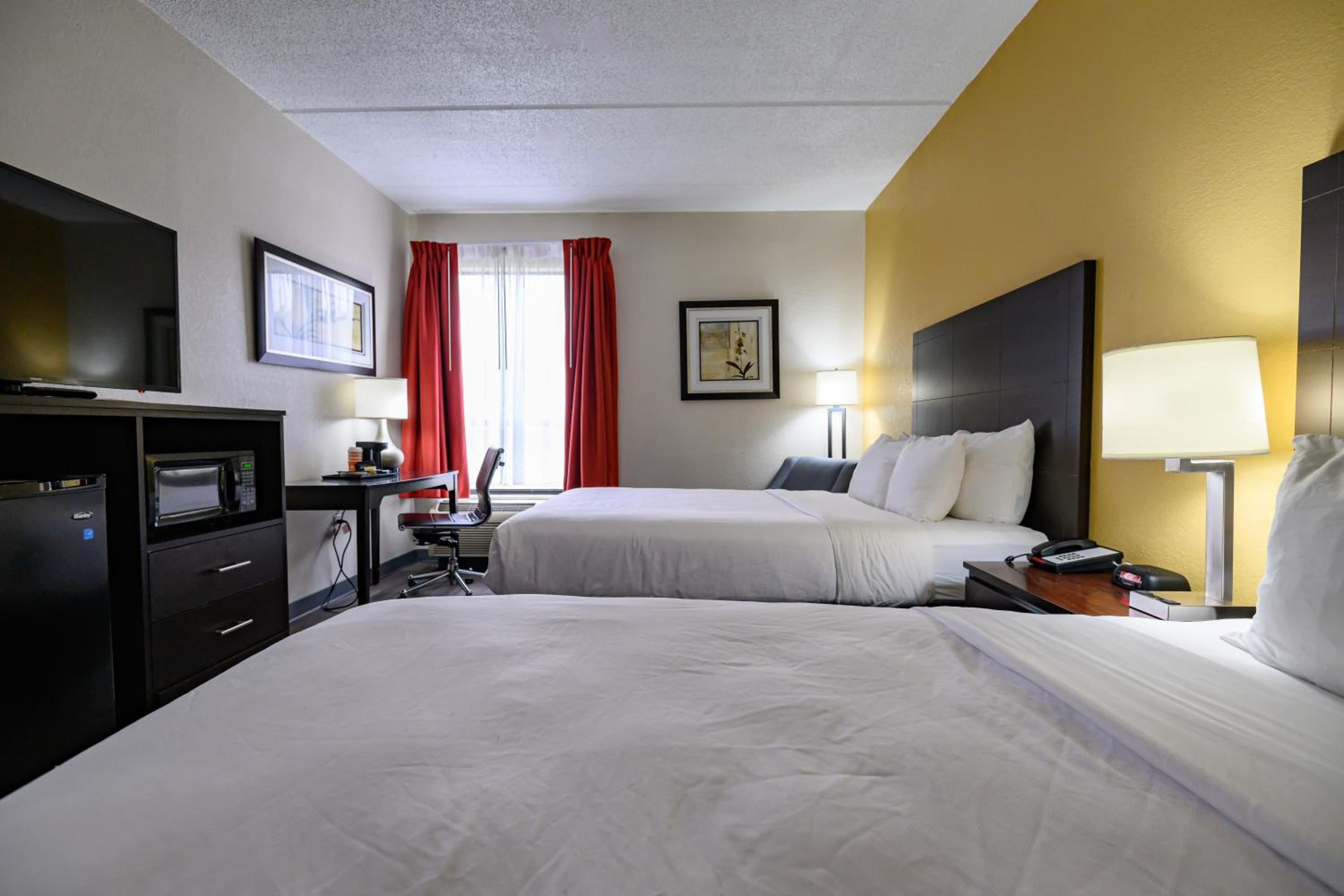 Queen Room with Two Queen Beds - Non-Smoking - Photo 6