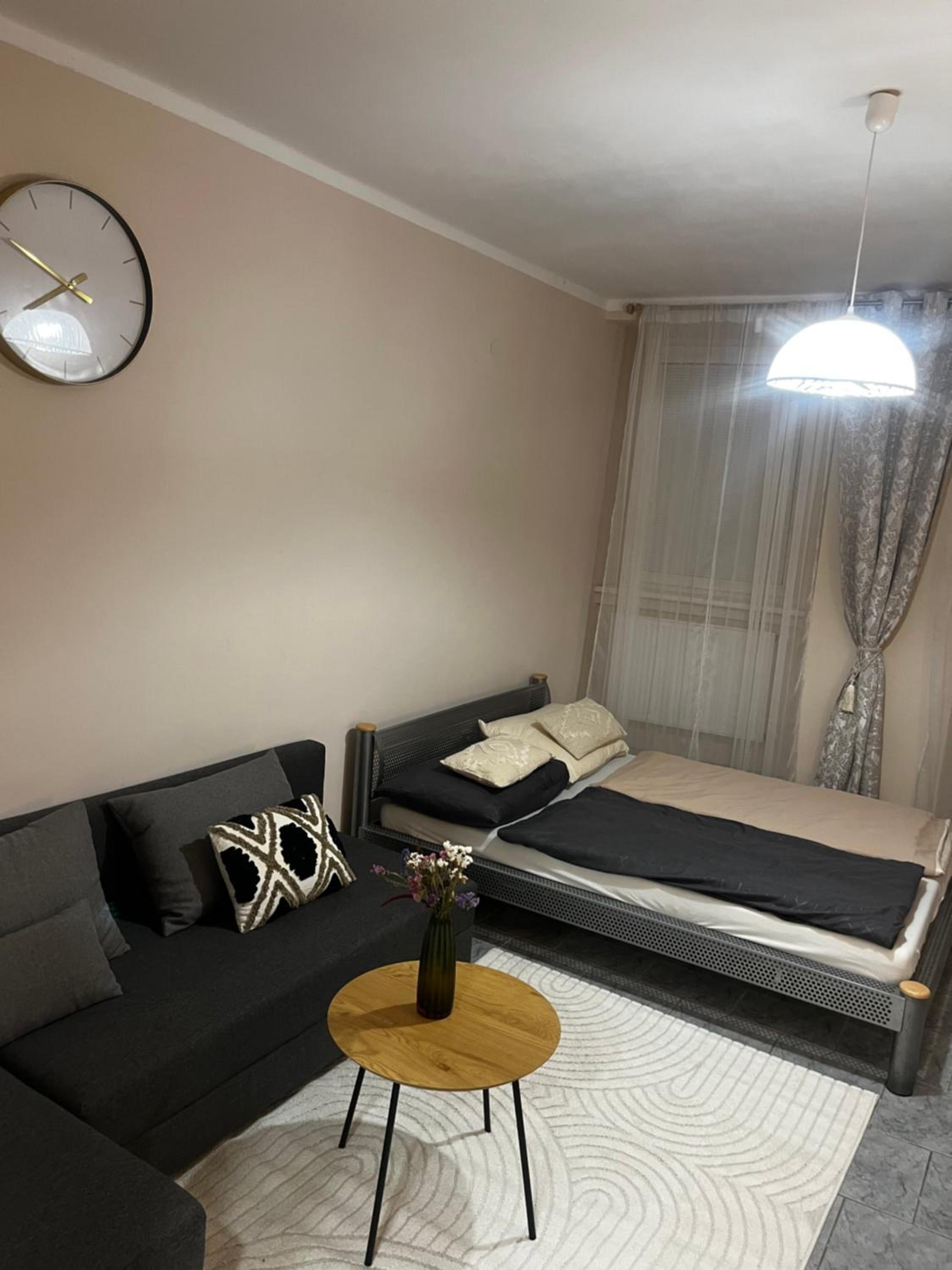 One-Bedroom Apartment photo 1