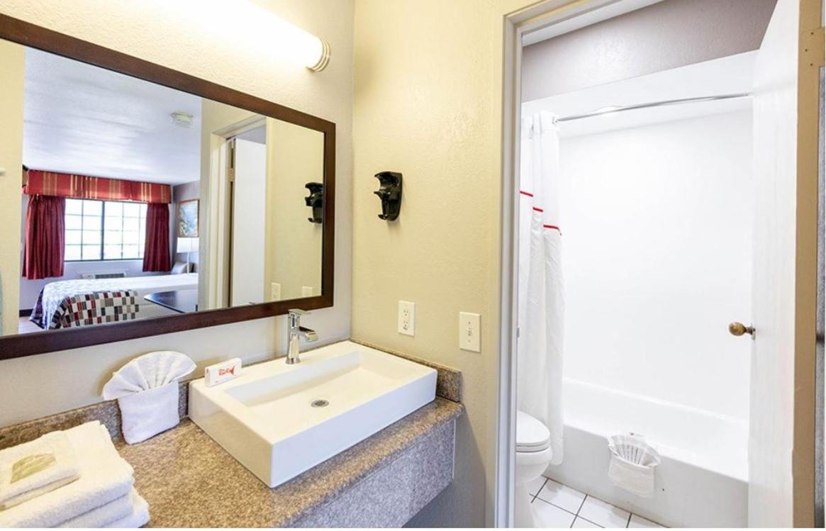 Deluxe Room with Two Queen Beds Disability Access Smoke Free  - Photo 5