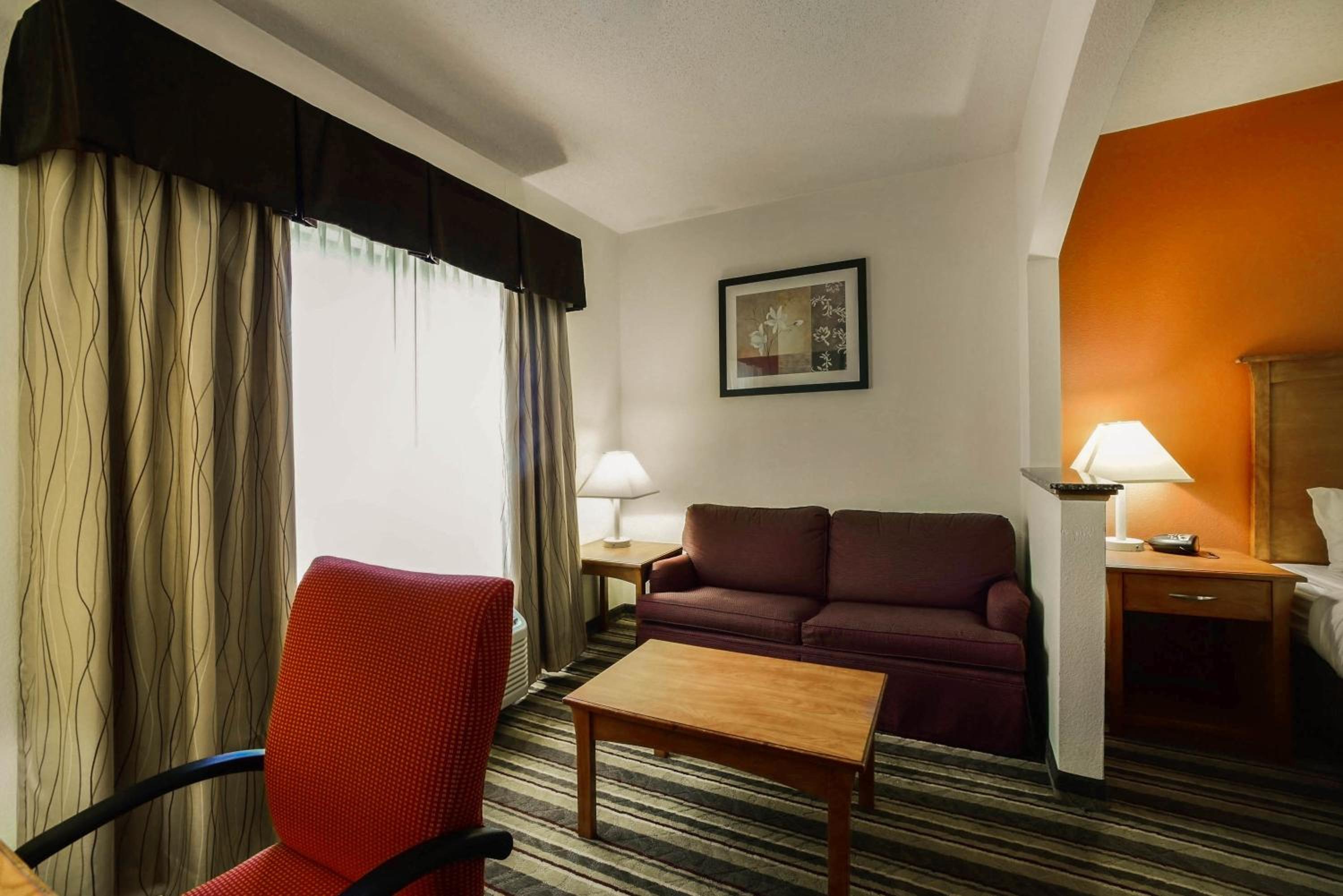 King Suite - Non-Smoking - Photo 2