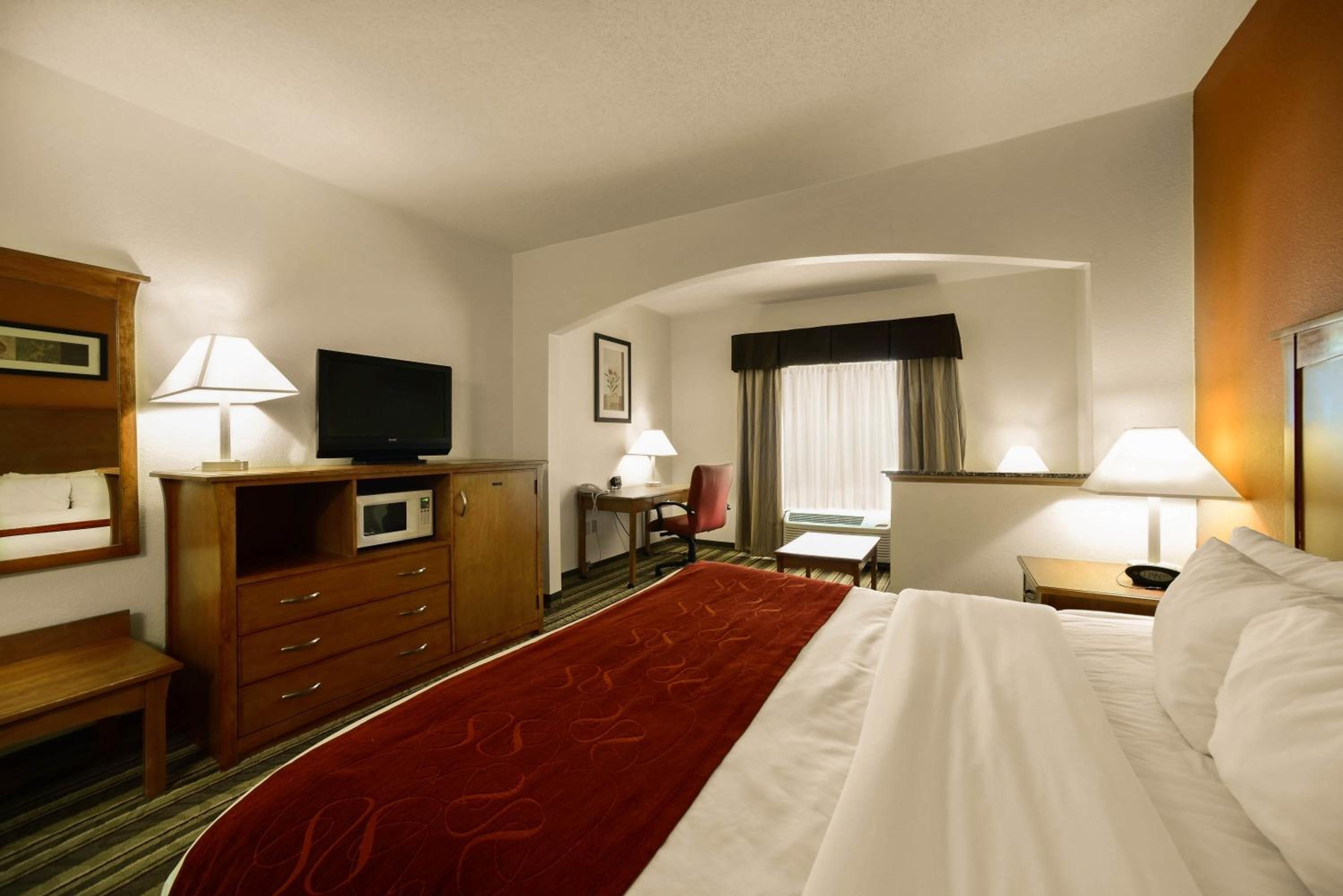 King Room - Non-Smoking - Photo 4