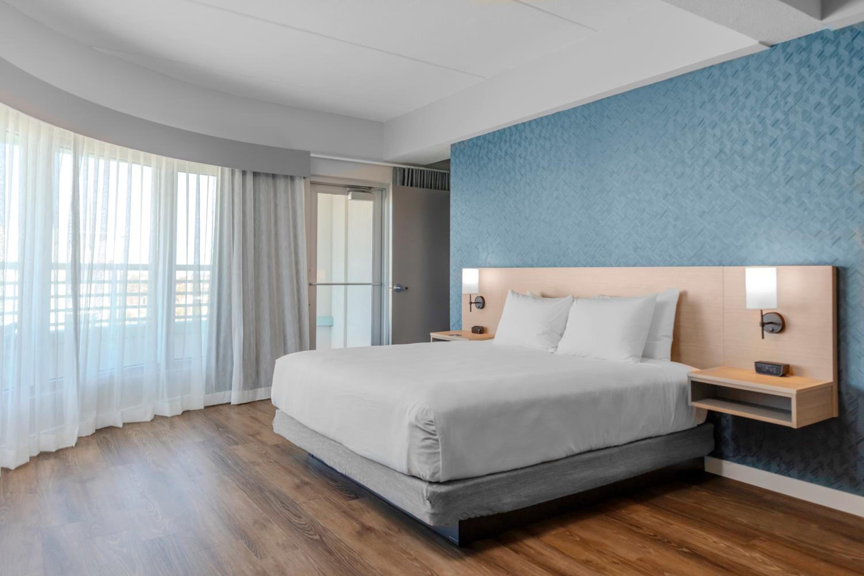 One-Bedroom King Suite with Sofa Bed and Balcony - Photo 2