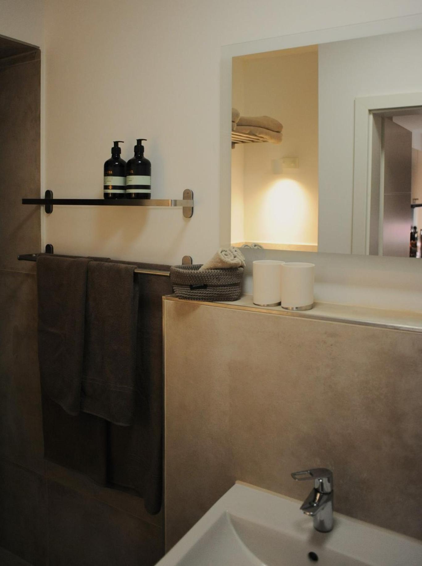One-Bedroom Apartment photo 2