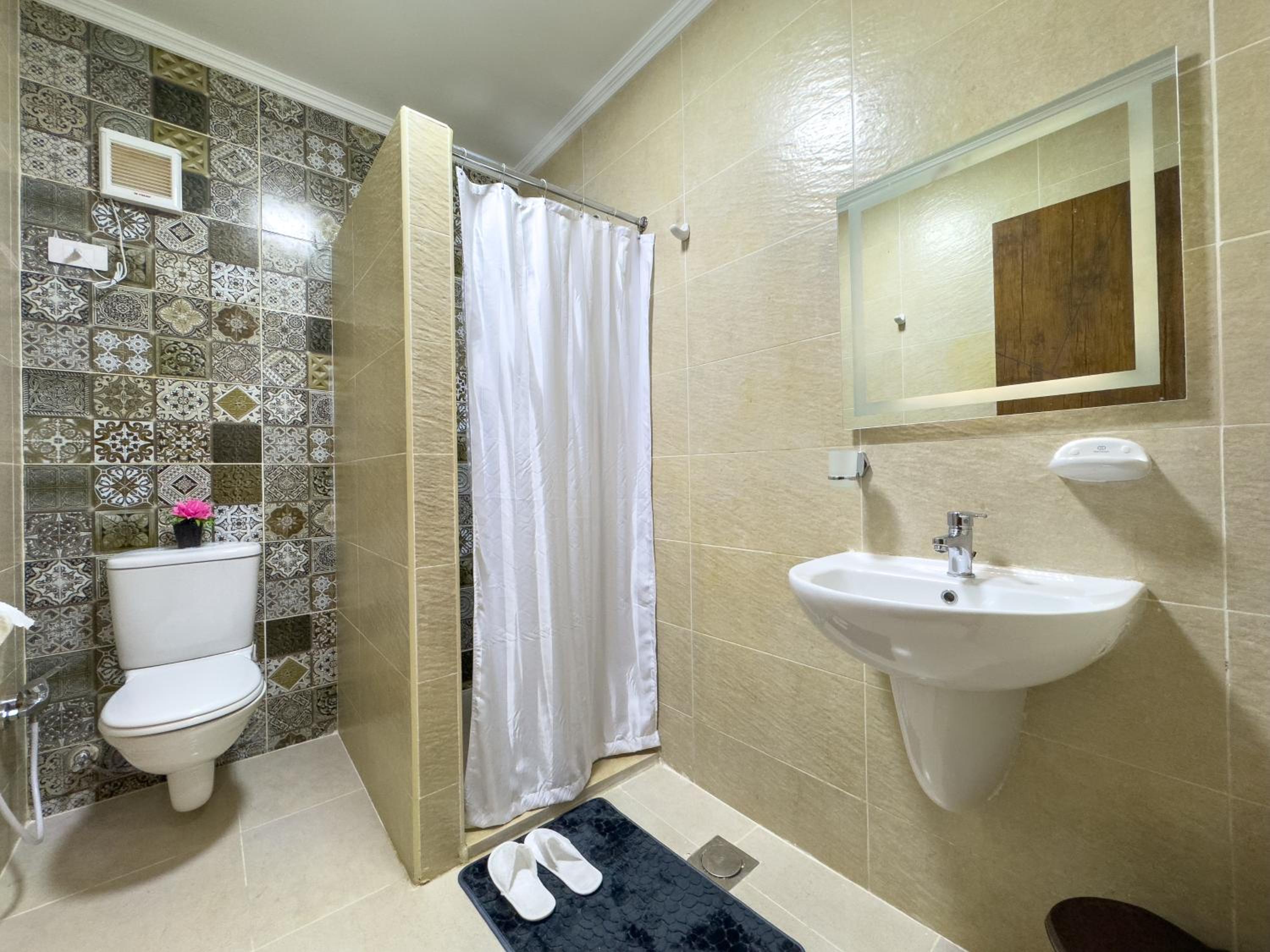 Standard Triple Room thumbnail 6