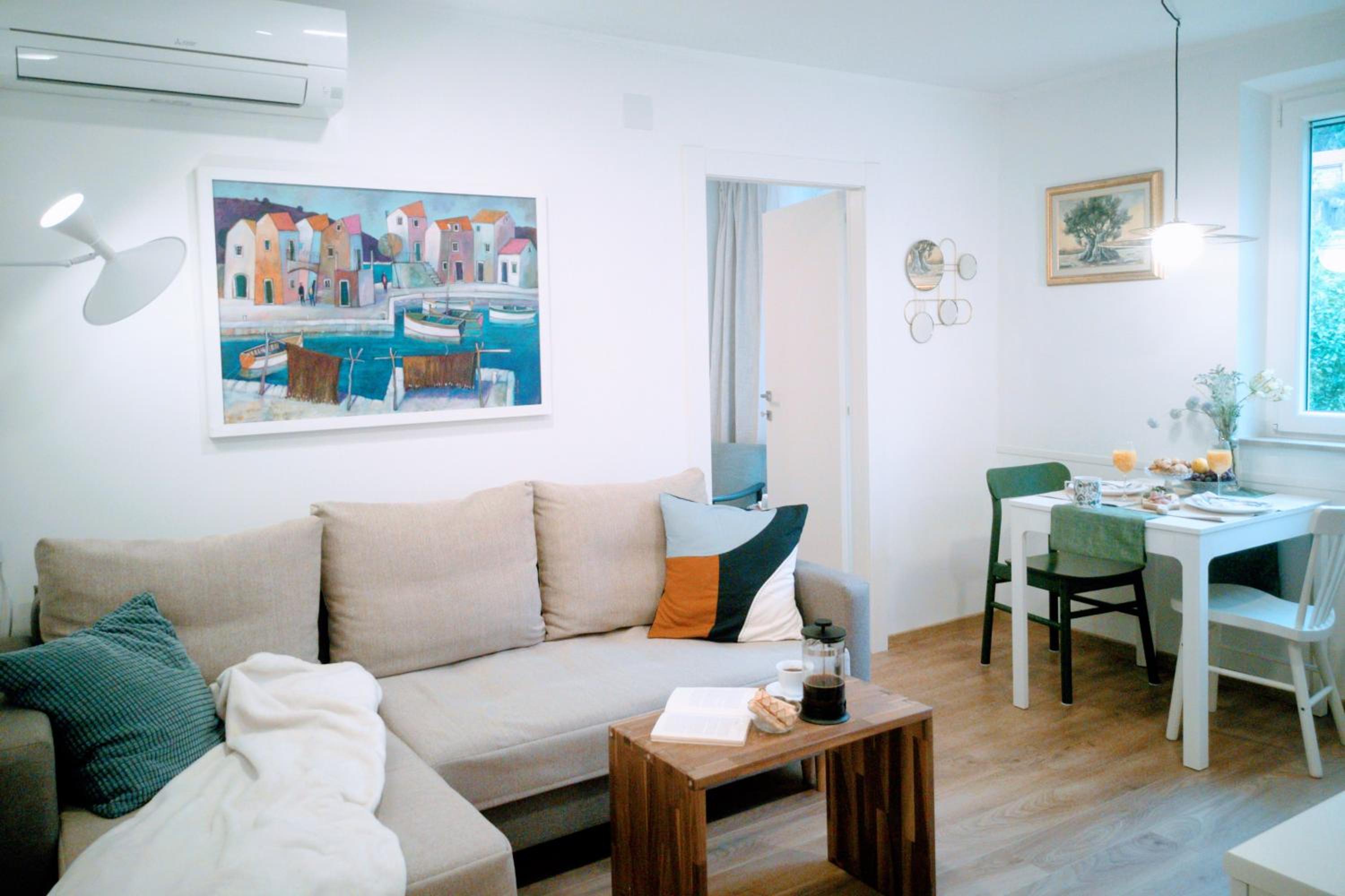 One-Bedroom Apartment photo 1