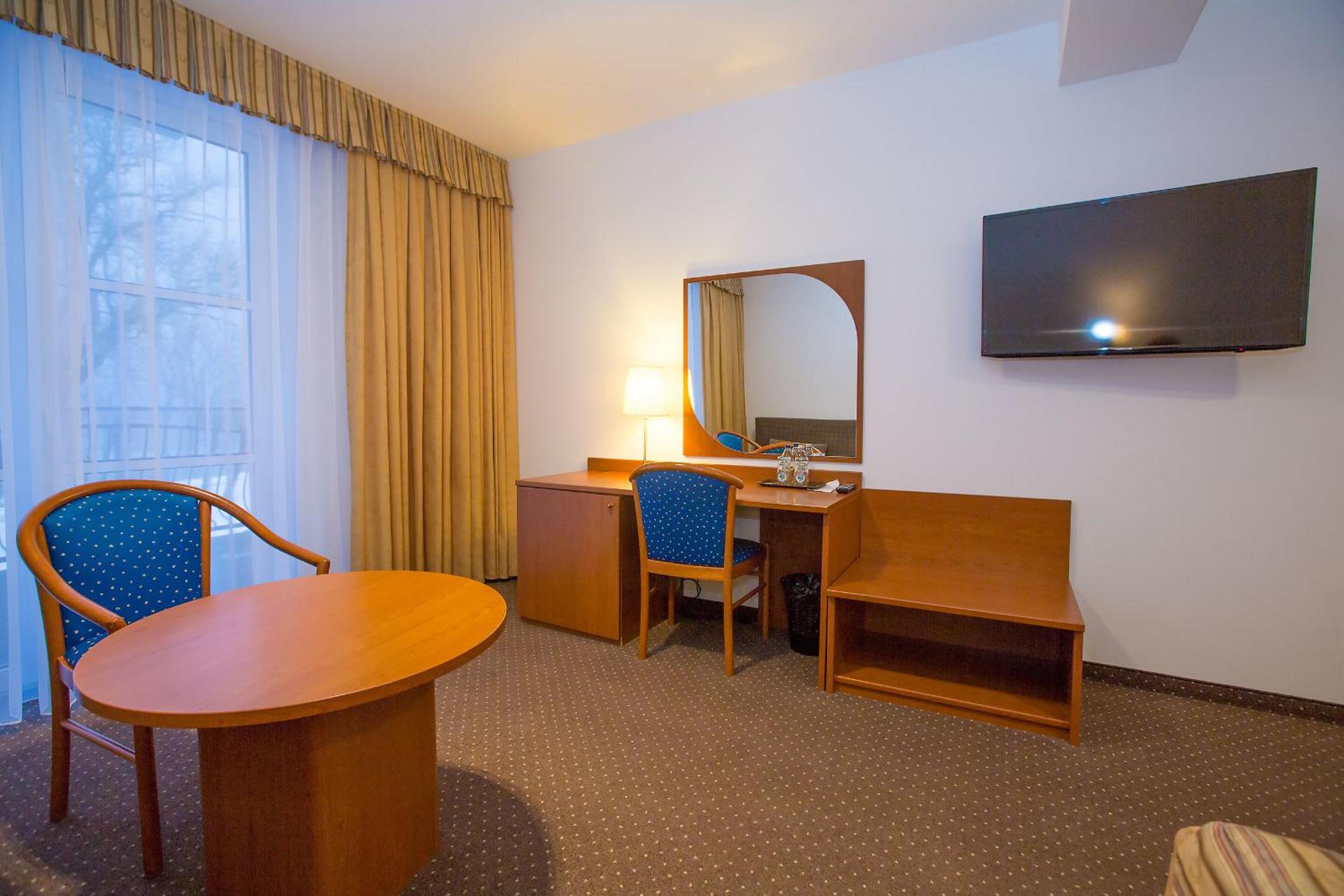 Double or Twin Room with Balcony and Sea View - Photo 4