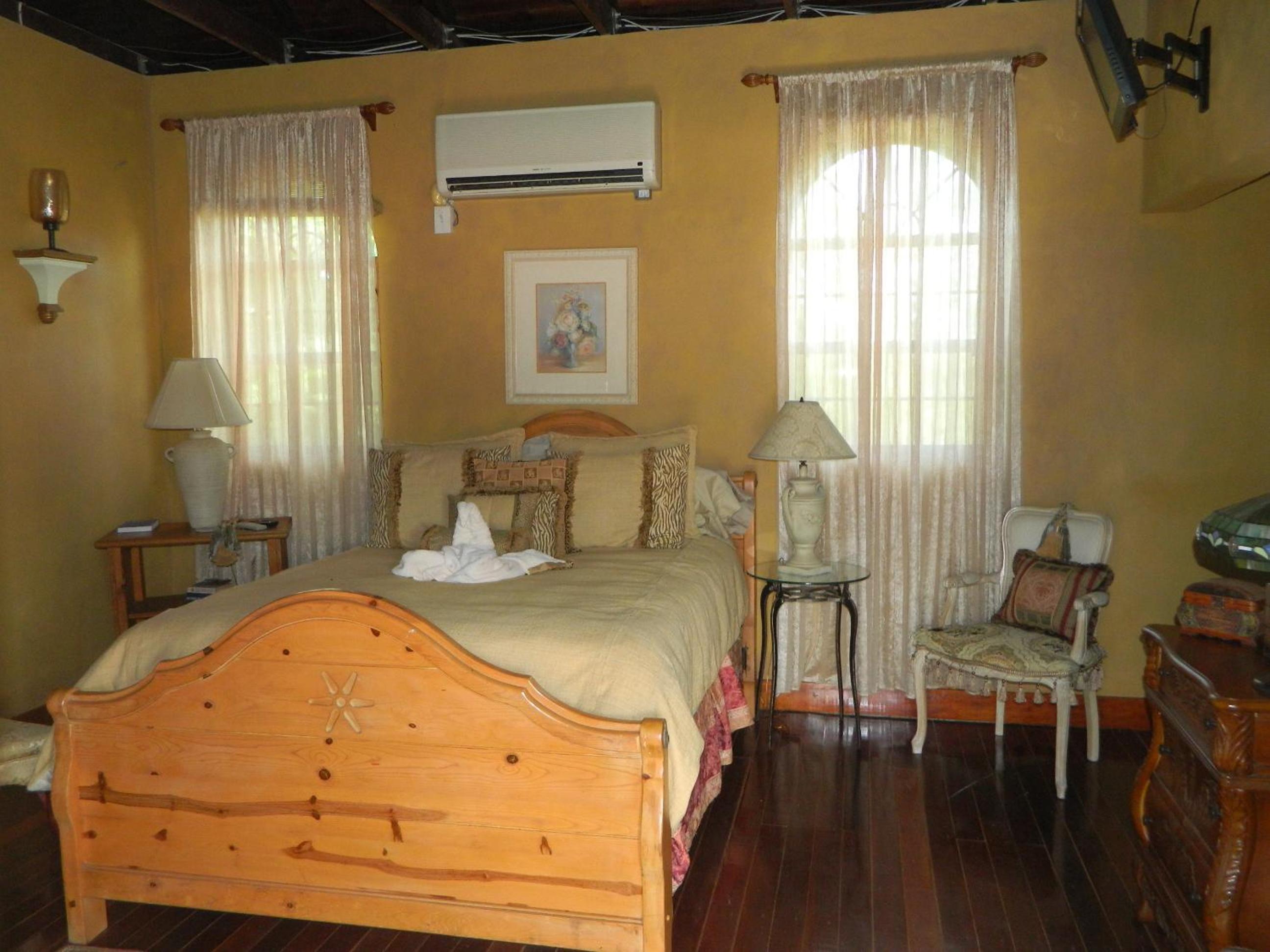 Queen Suite photo 2