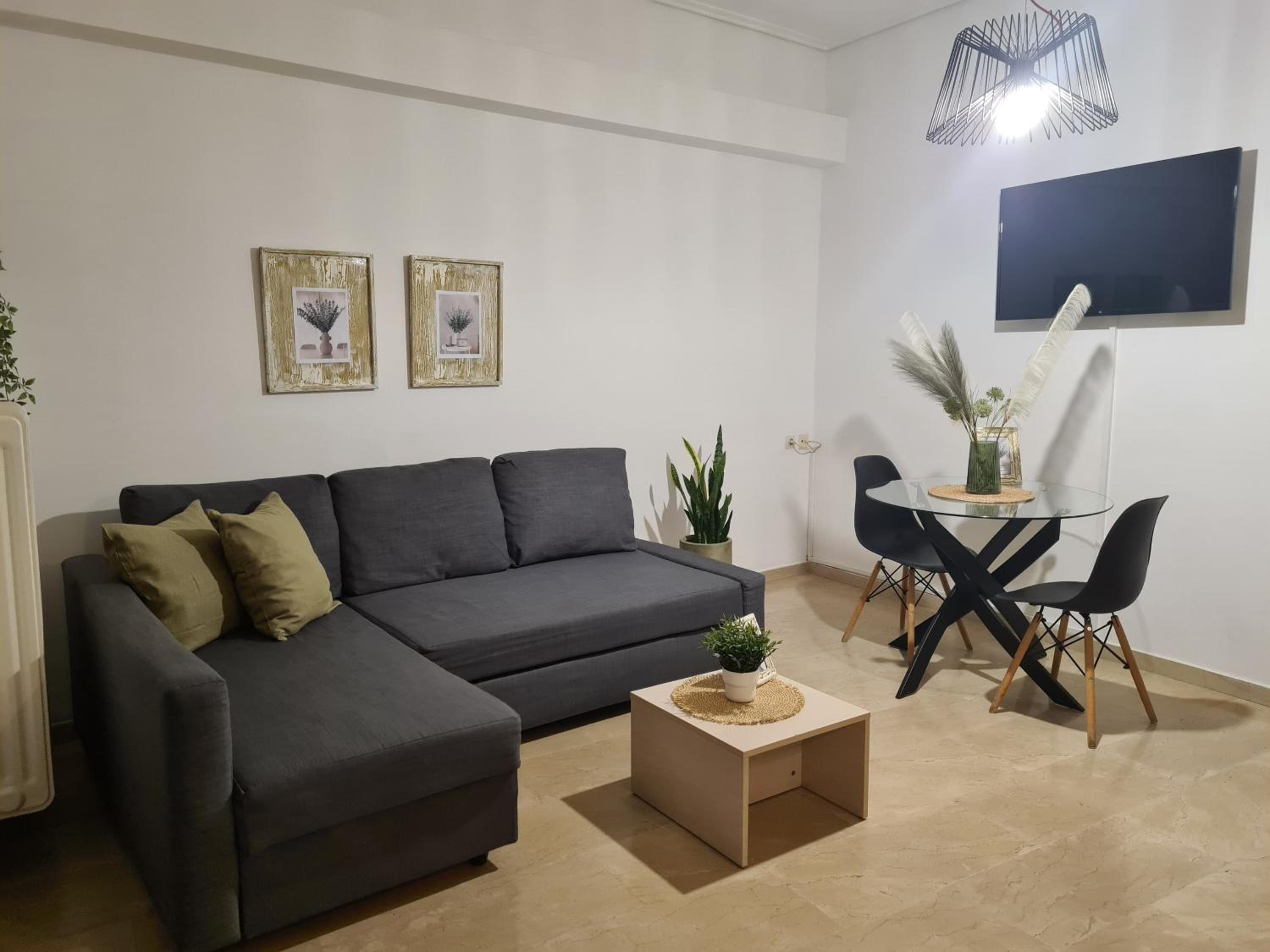 One-Bedroom Apartment - Photo 1