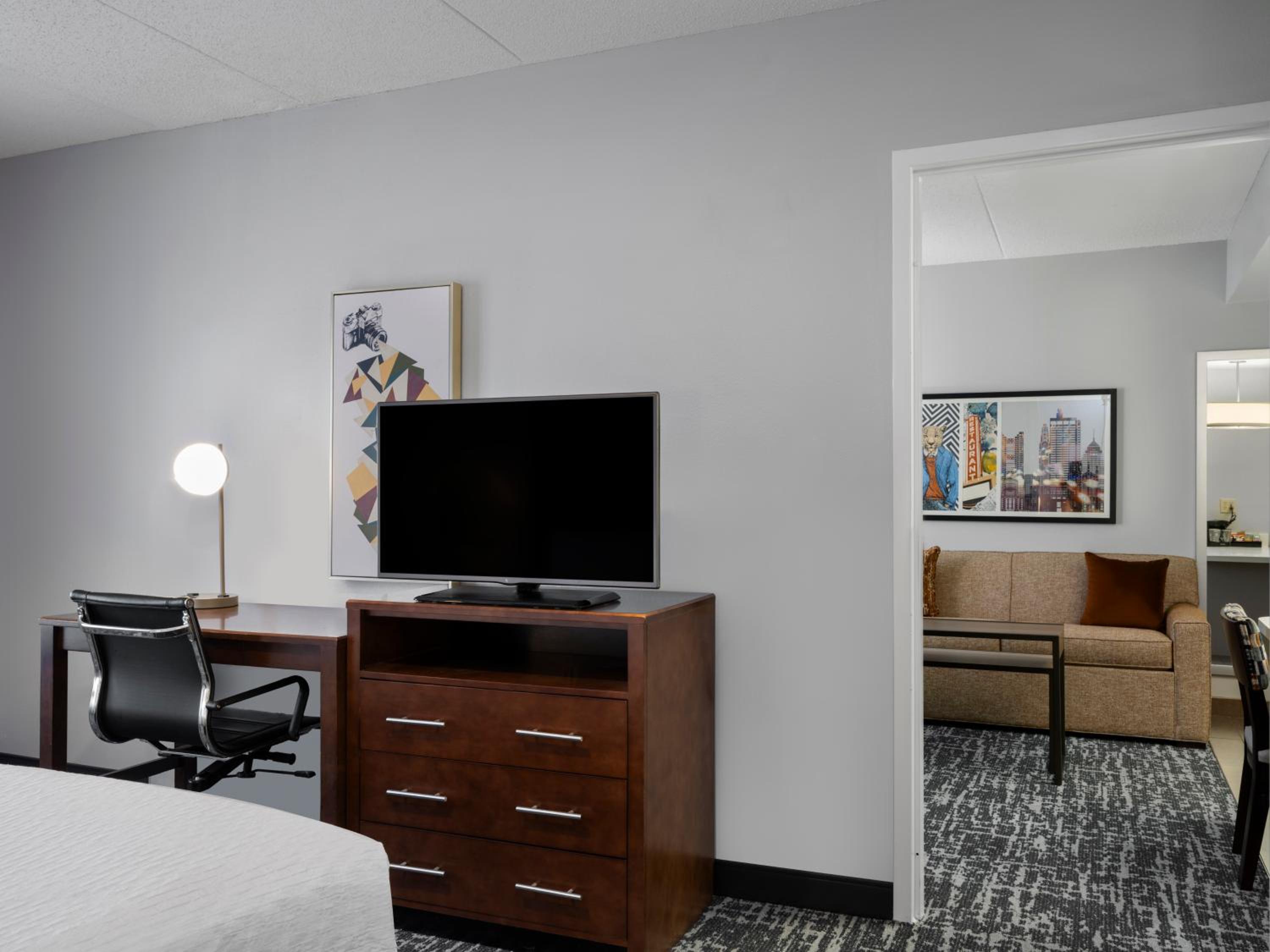 Two-Bedroom Suite with One King And Two Double Beds - Non-Smoking - Photo 6